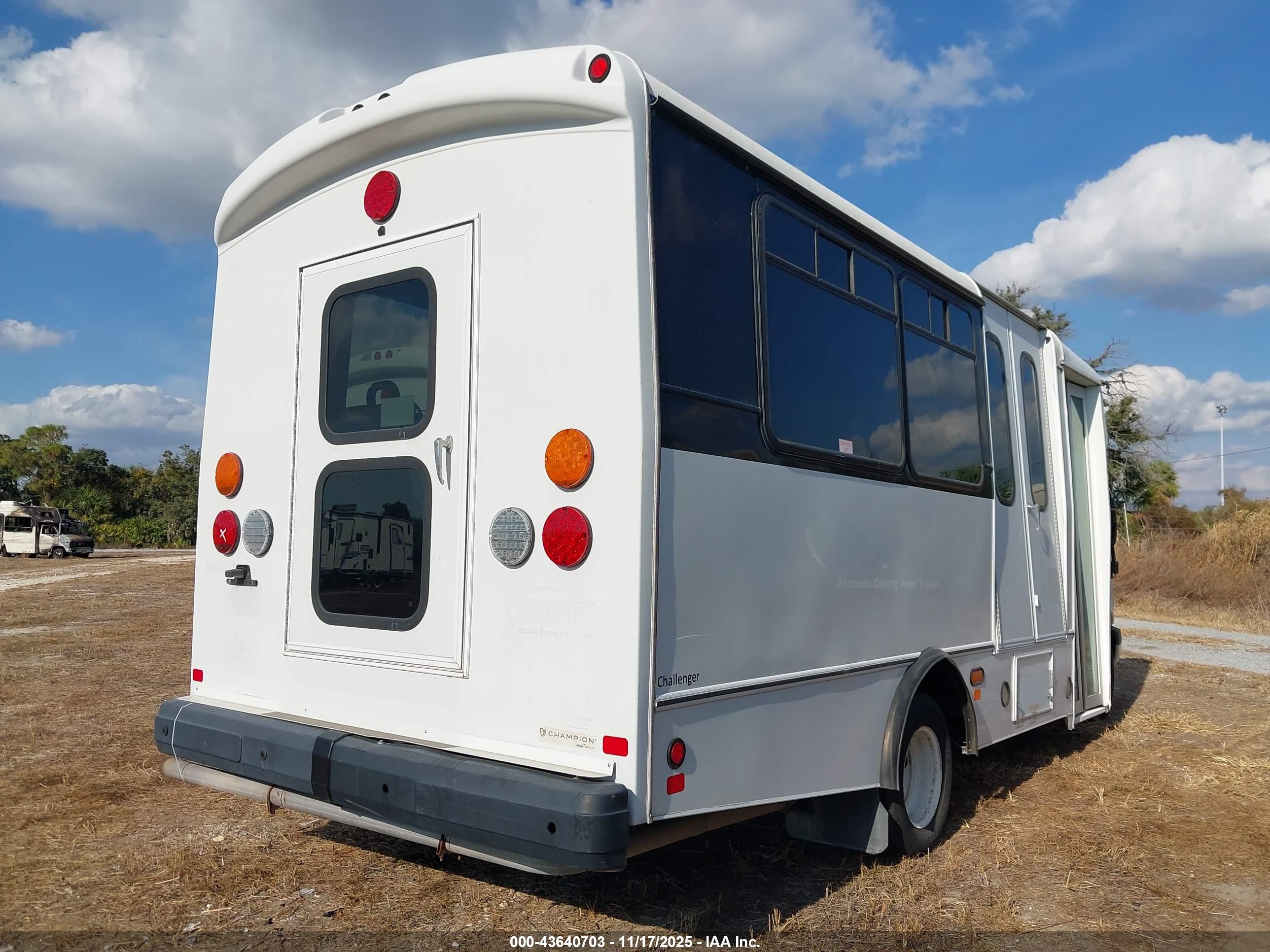CHEVROLET EXPRESS image 4