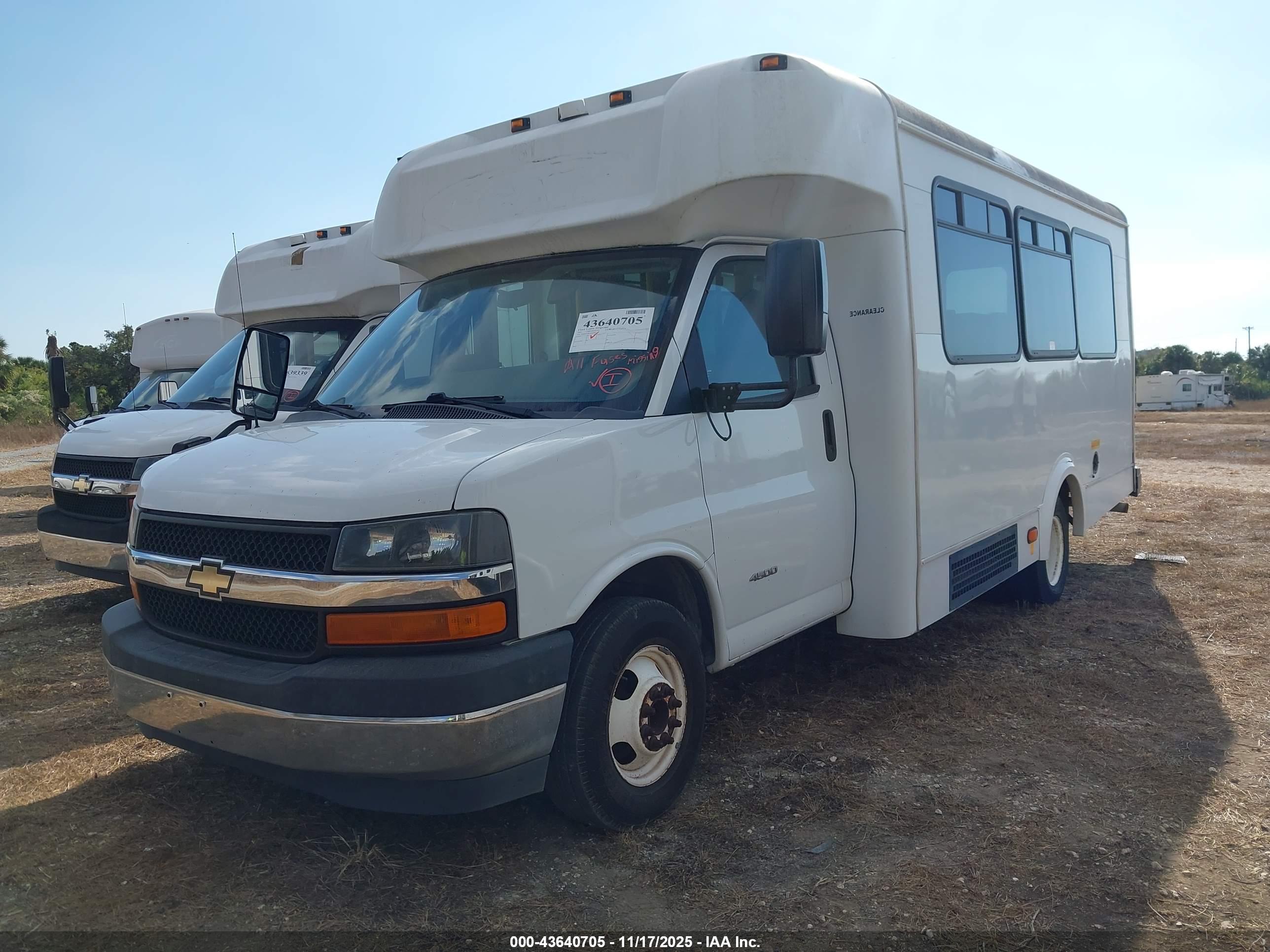 CHEVROLET EXPRESS image 2