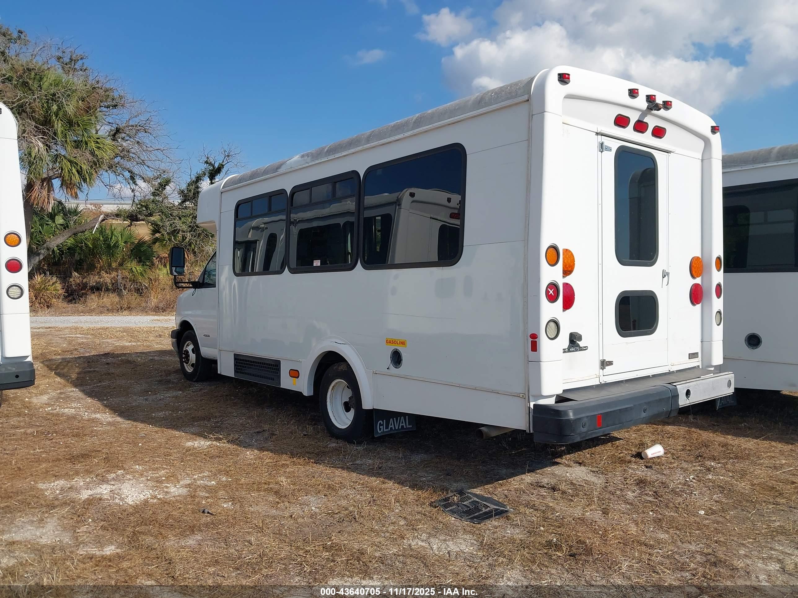 CHEVROLET EXPRESS image 3