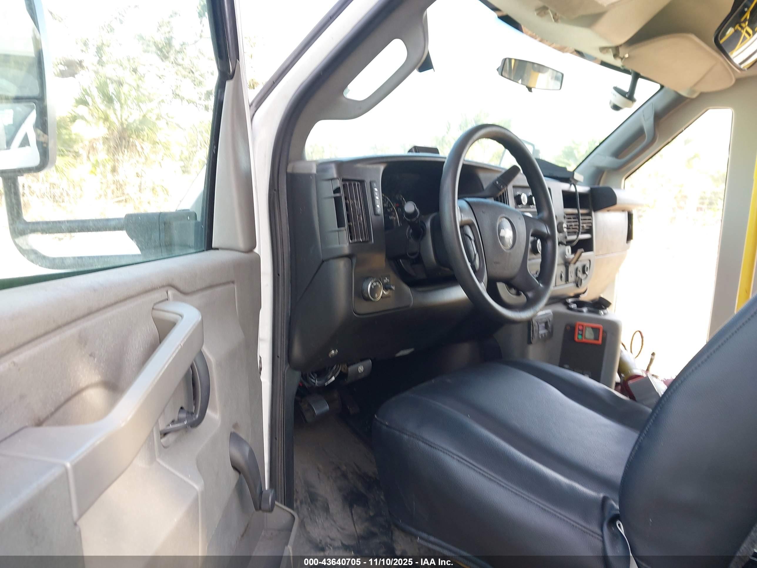 CHEVROLET EXPRESS image 8