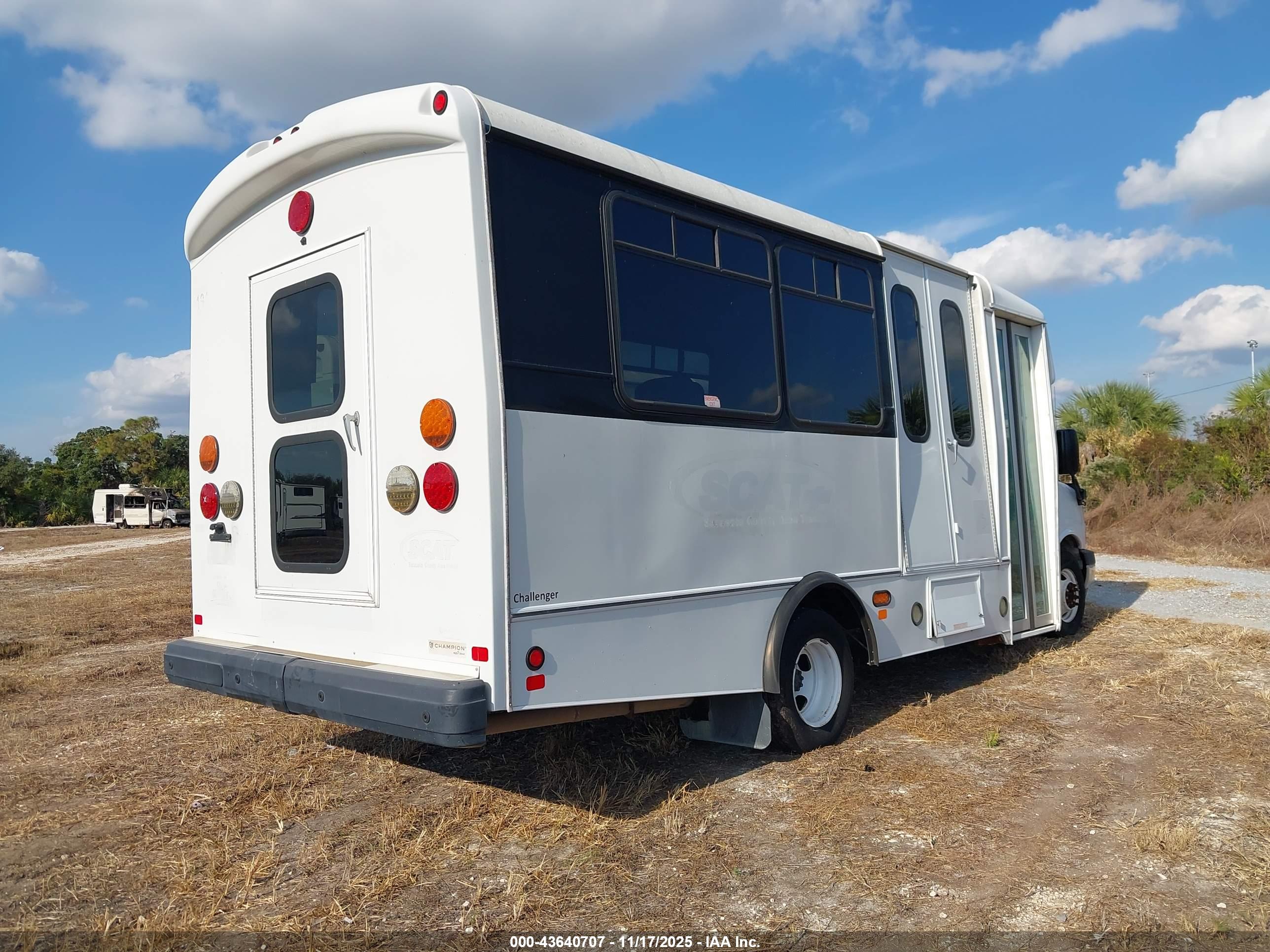 CHEVROLET EXPRESS image 4