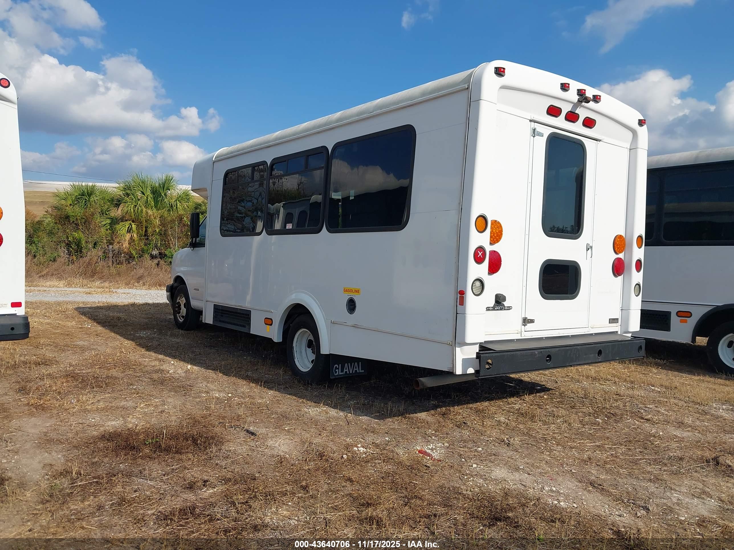 CHEVROLET EXPRESS image 3