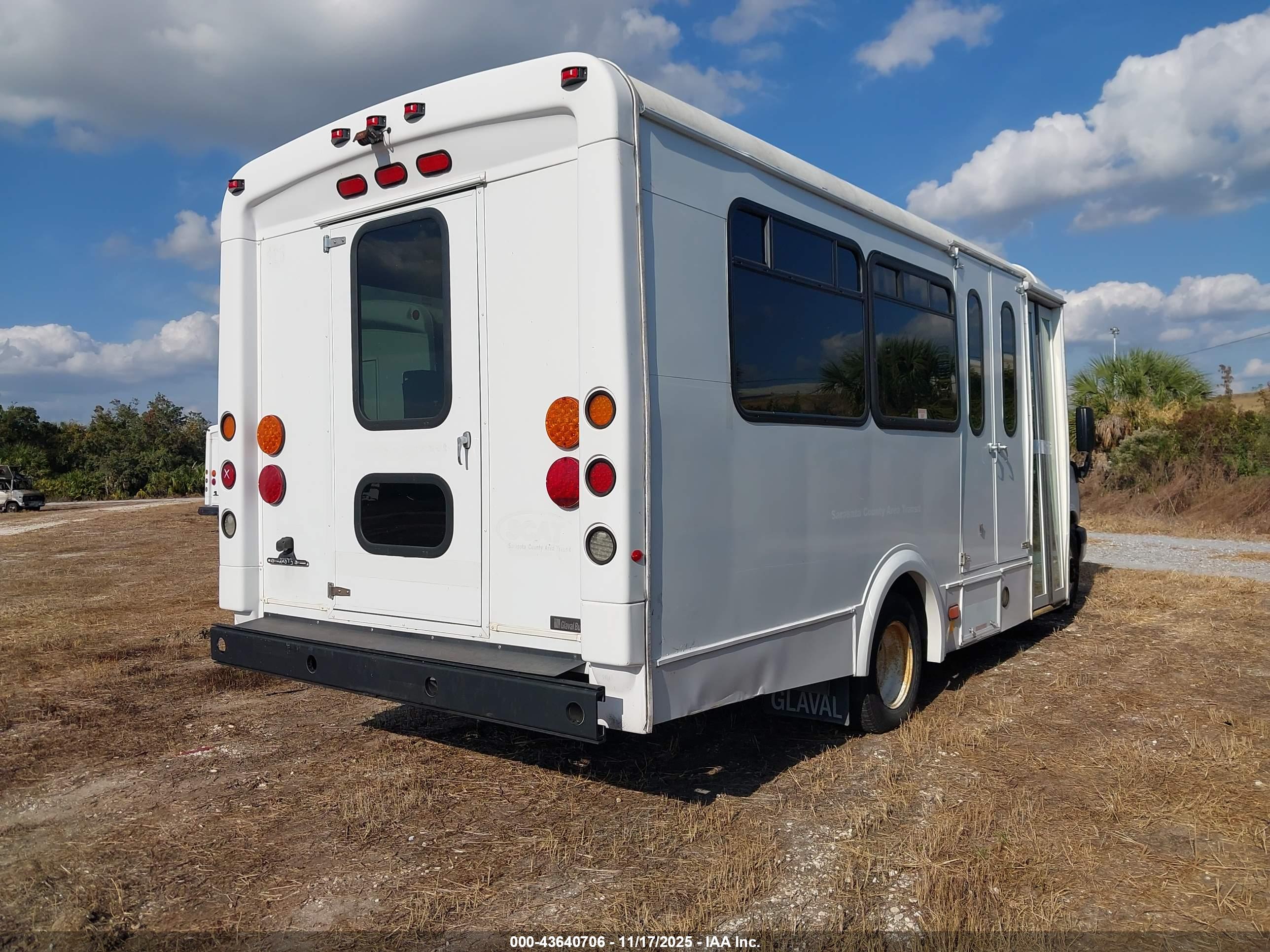 CHEVROLET EXPRESS image 4