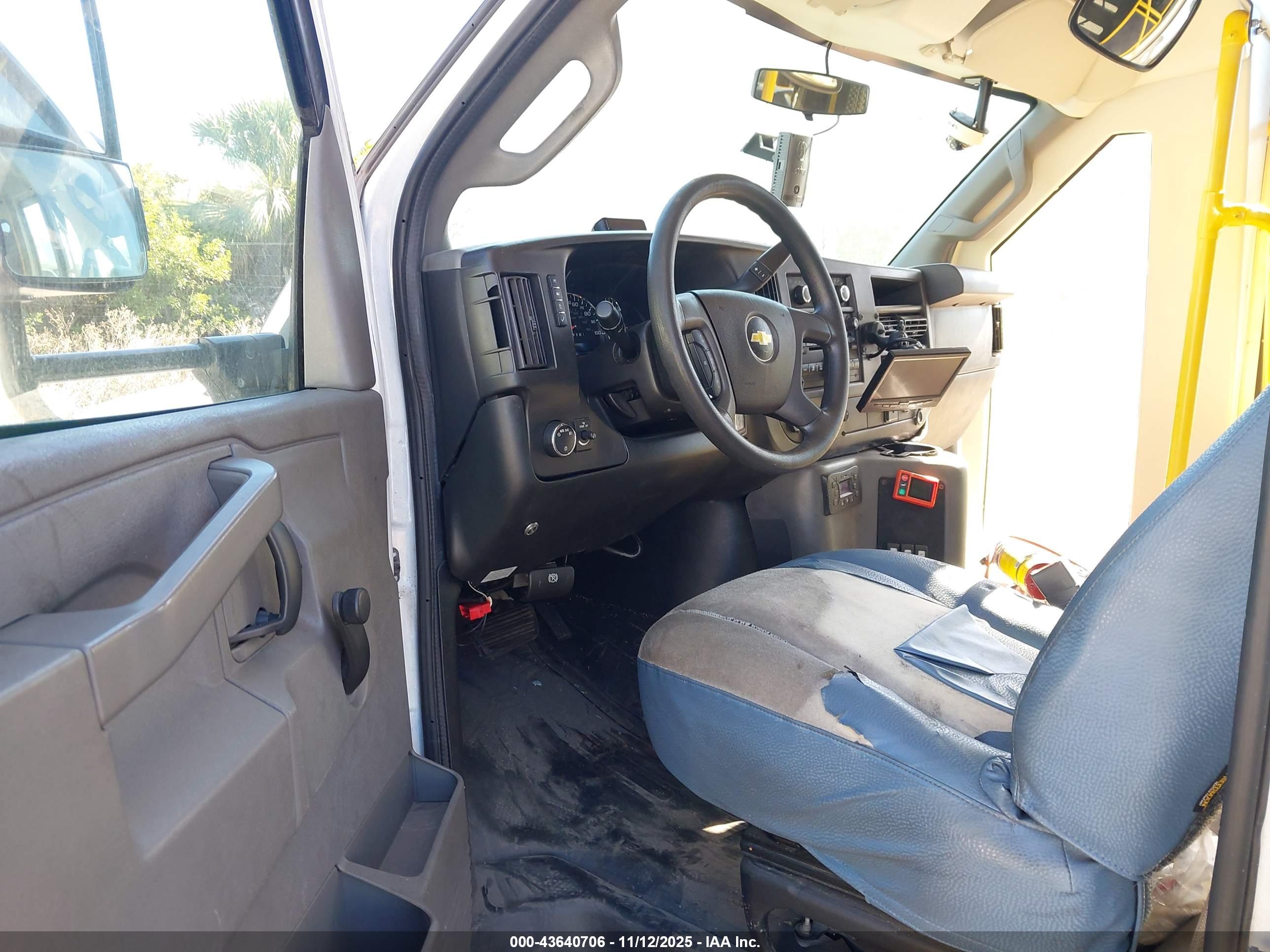 CHEVROLET EXPRESS image 8