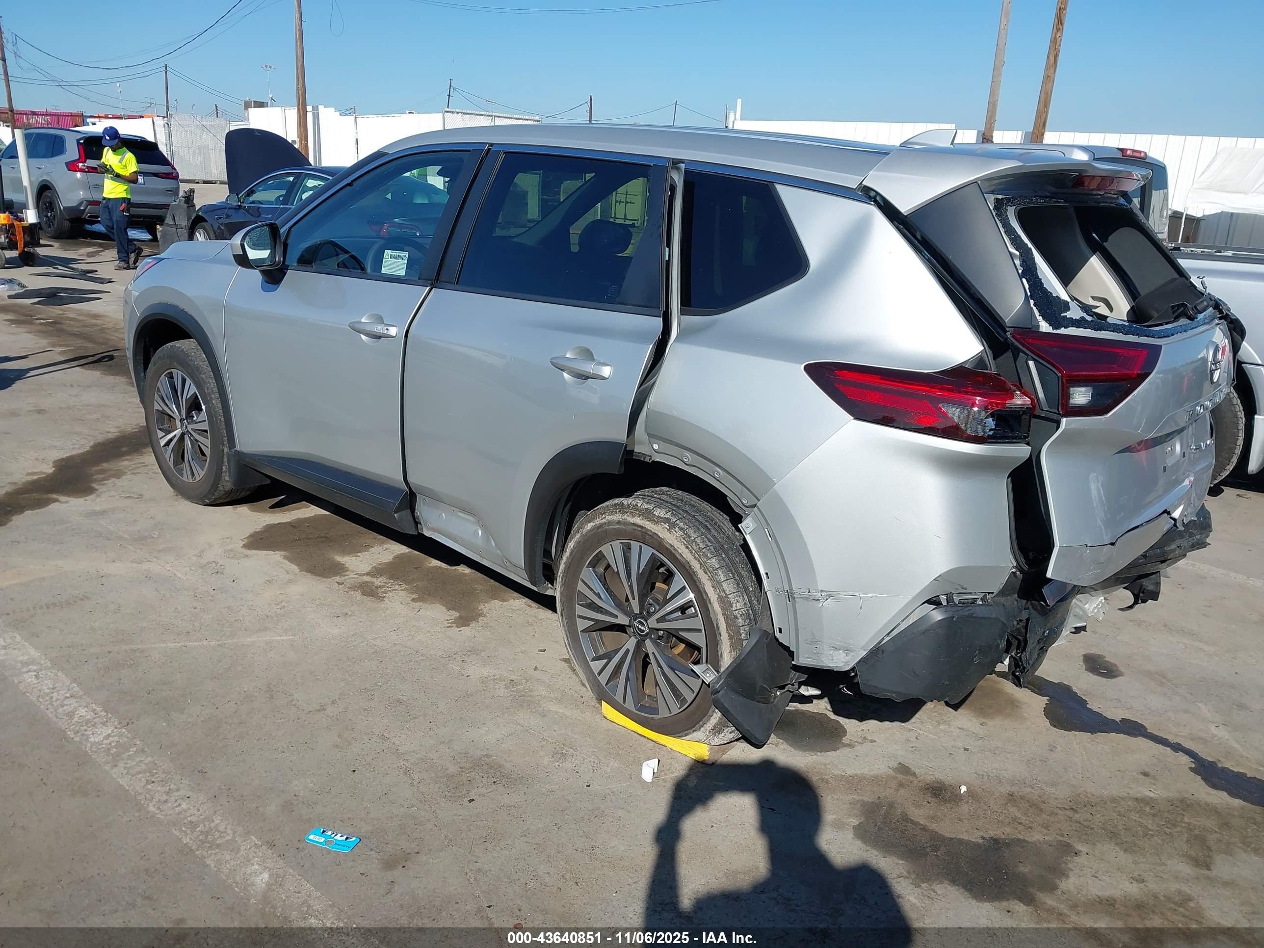 NISSAN ROGUE image 3