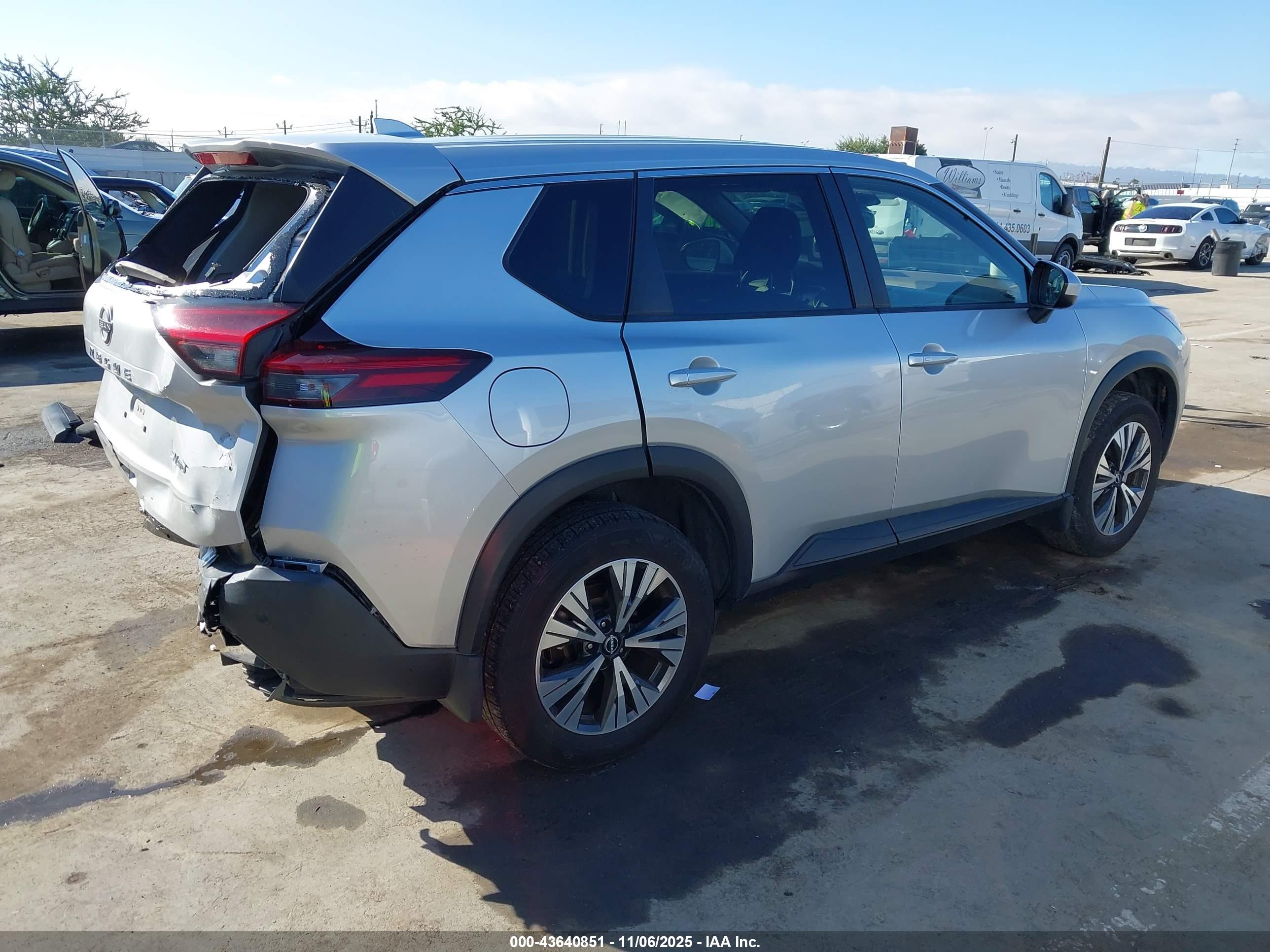 NISSAN ROGUE image 4