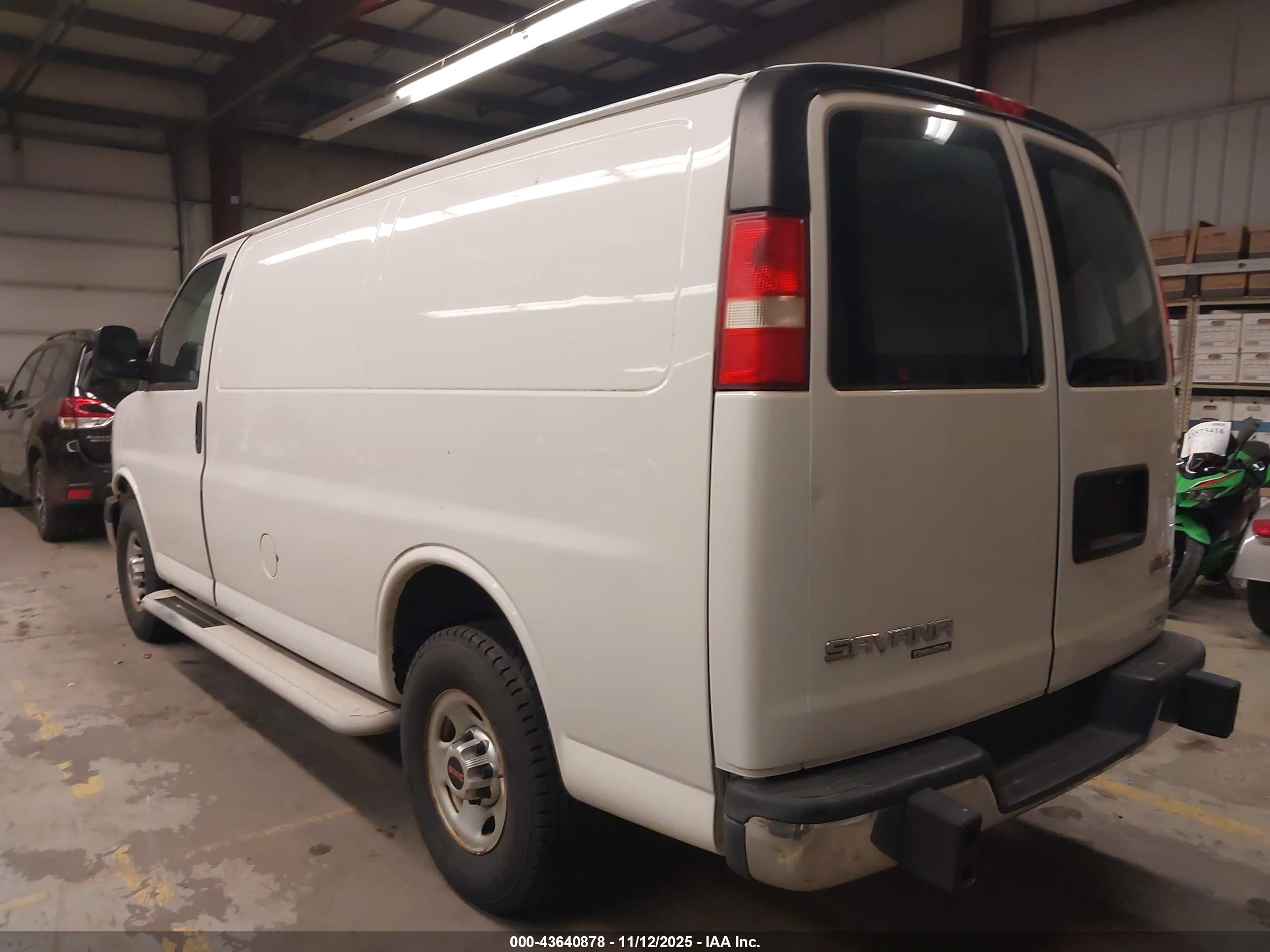 GMC SAVANA image 3
