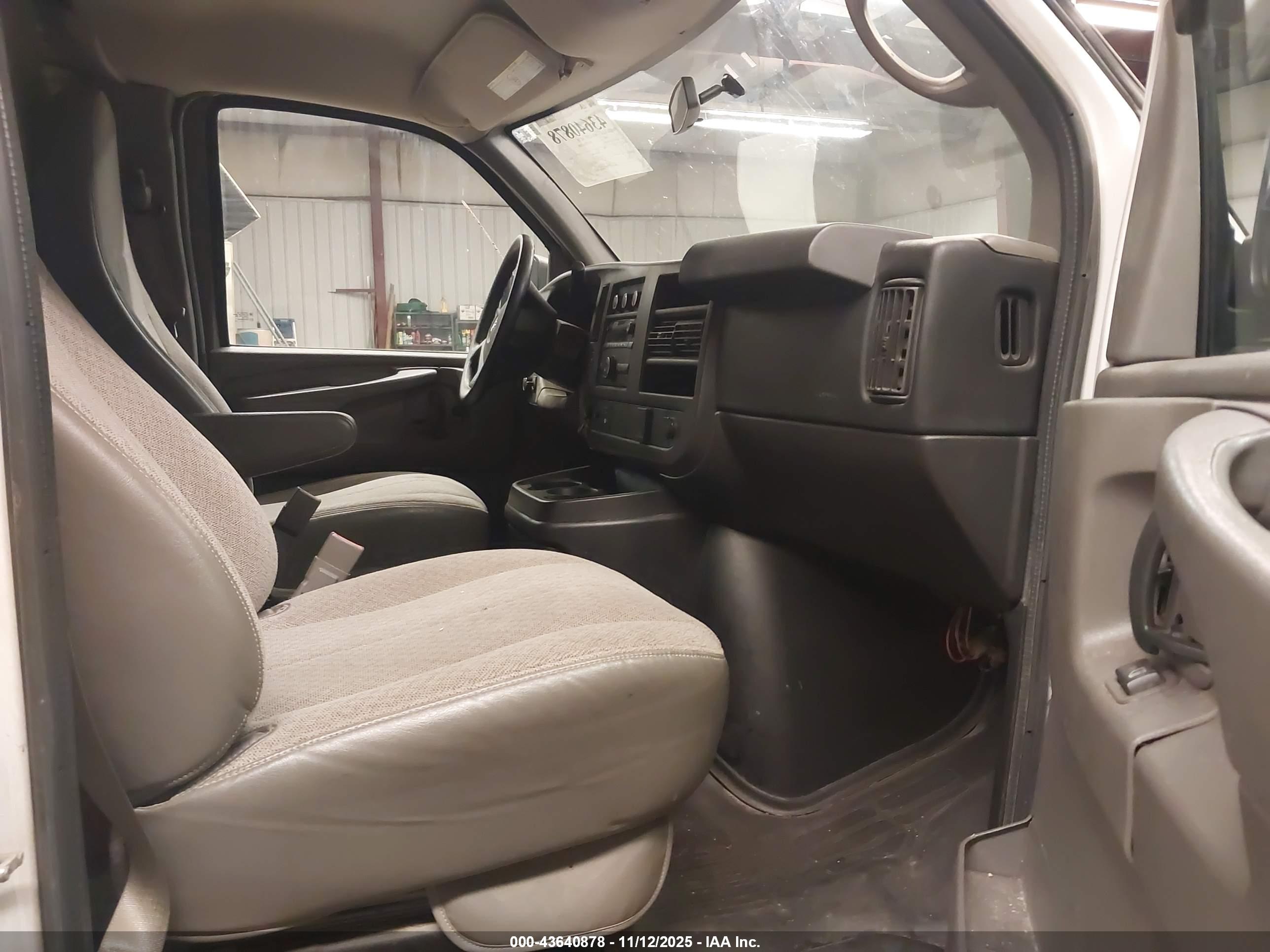 GMC SAVANA image 5