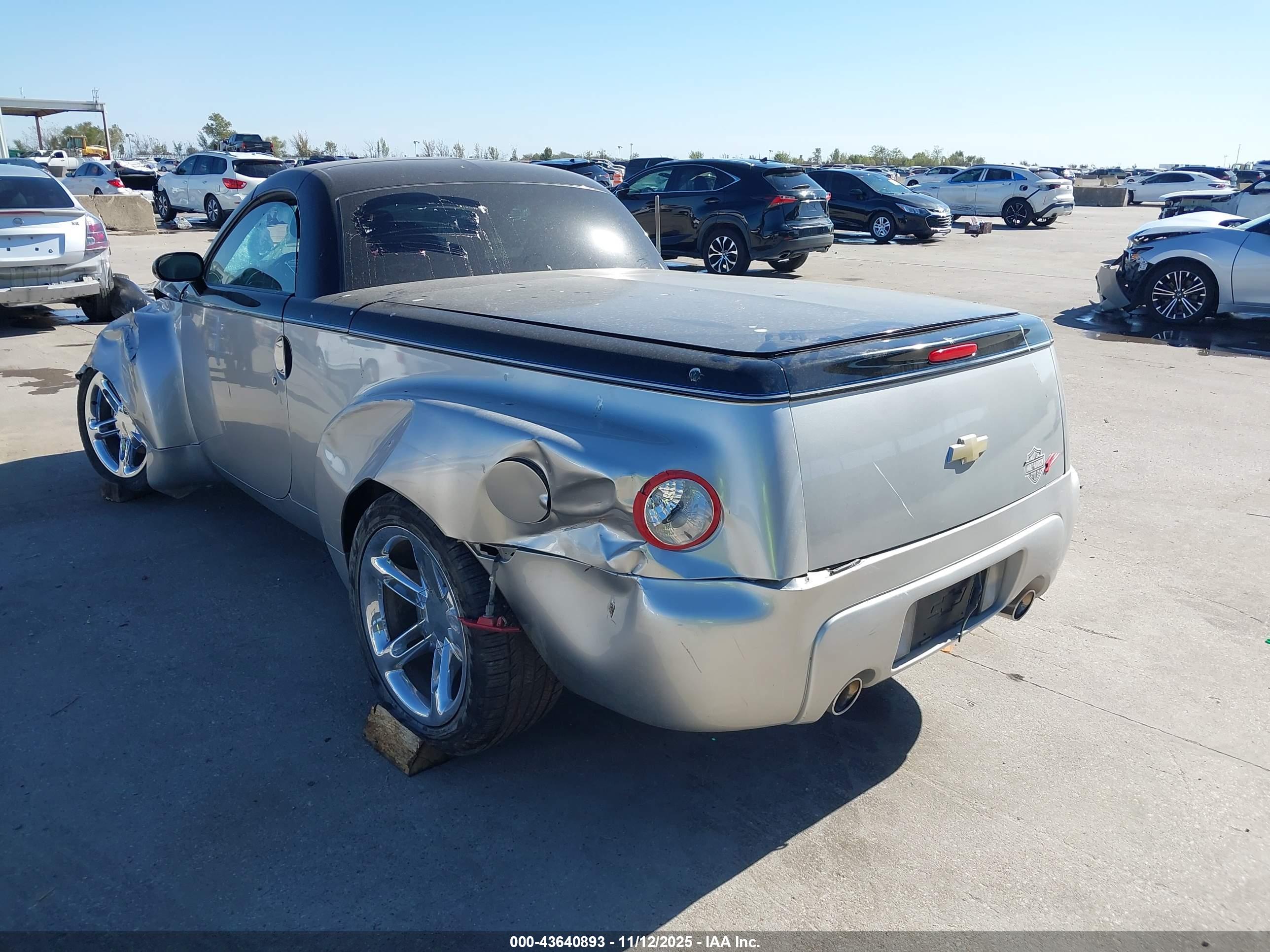 CHEVROLET SSR image 3