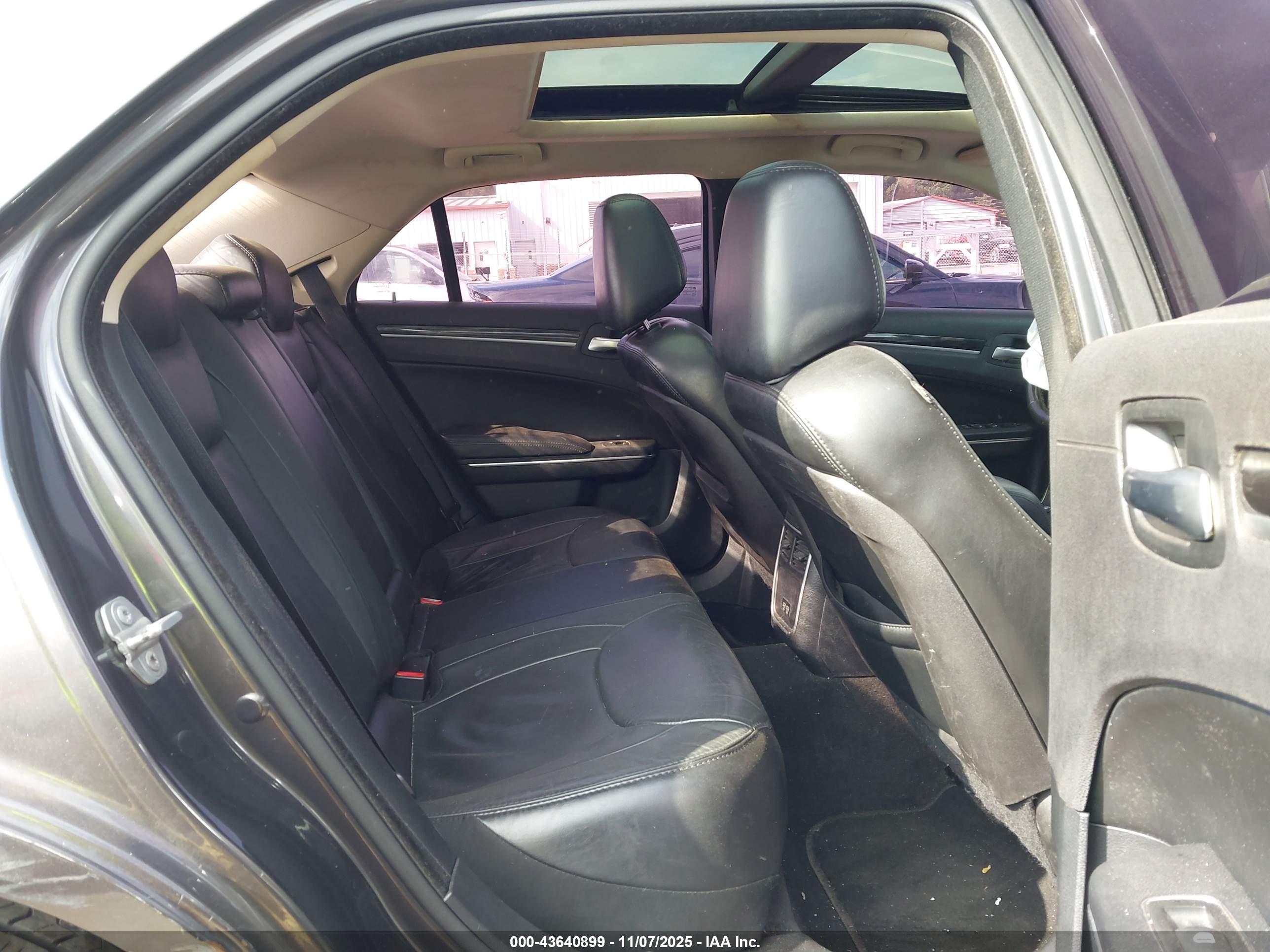 CHRYSLER 300 image 8
