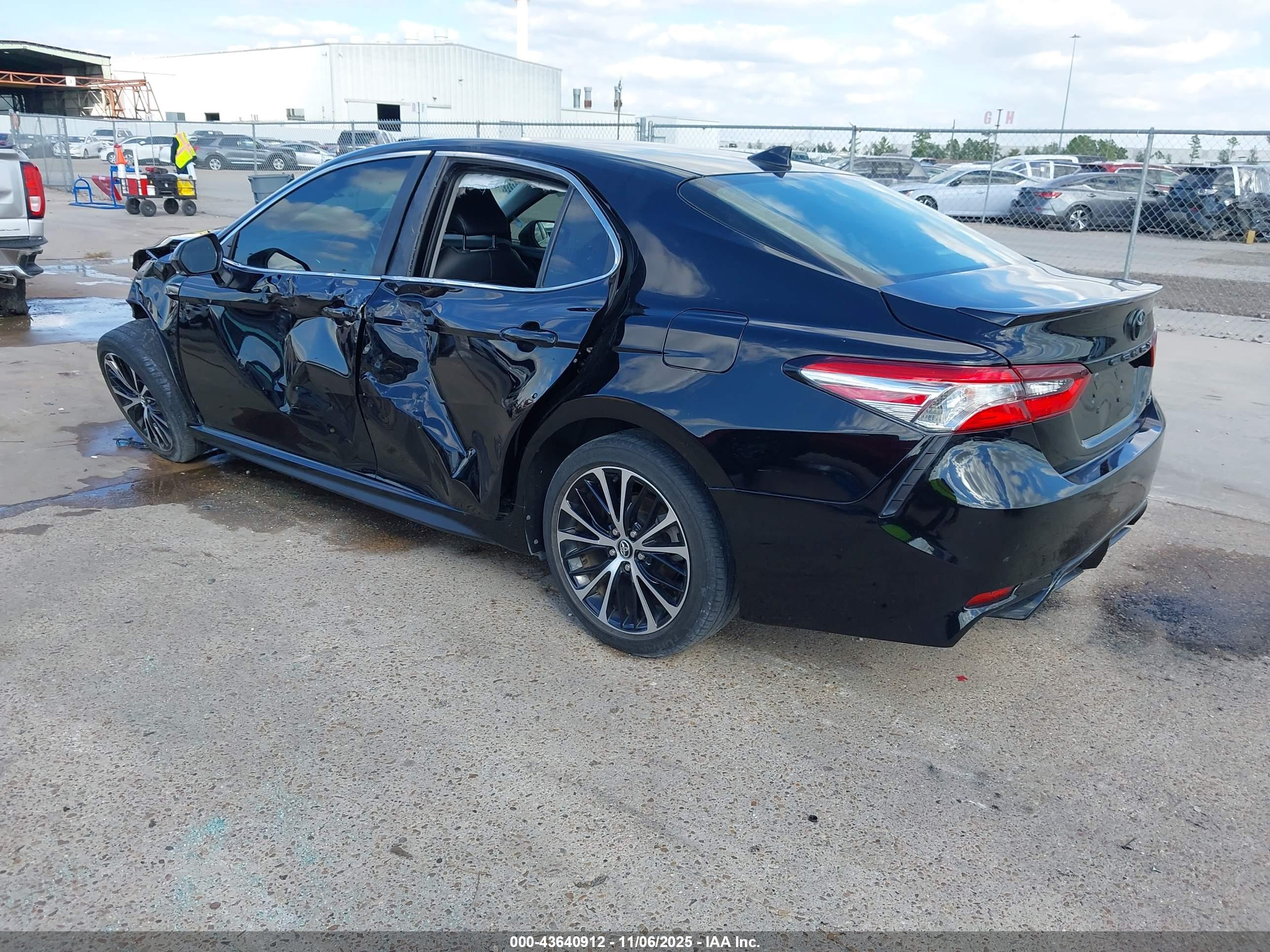 TOYOTA CAMRY image 3