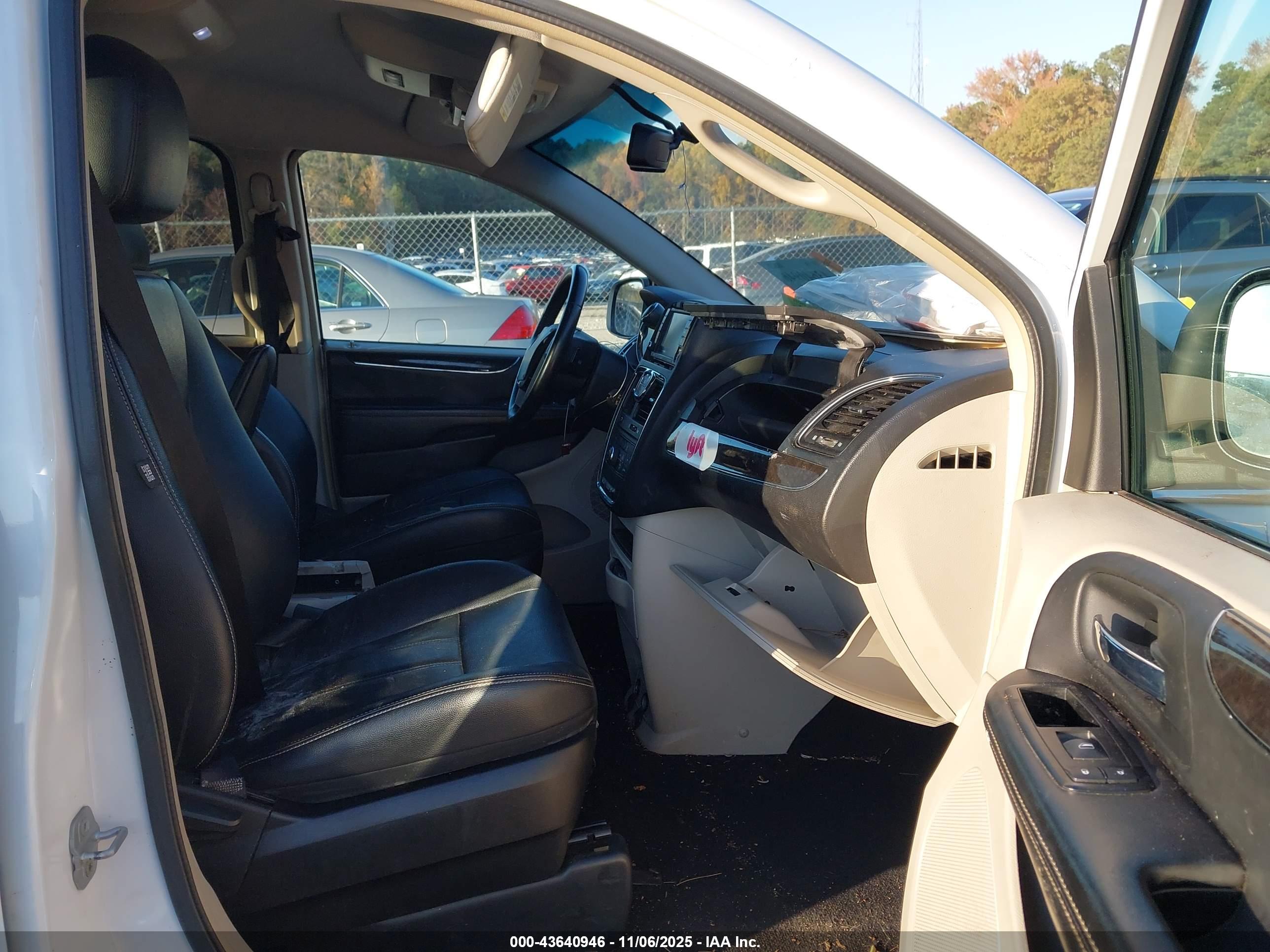 CHRYSLER TOWN image 5