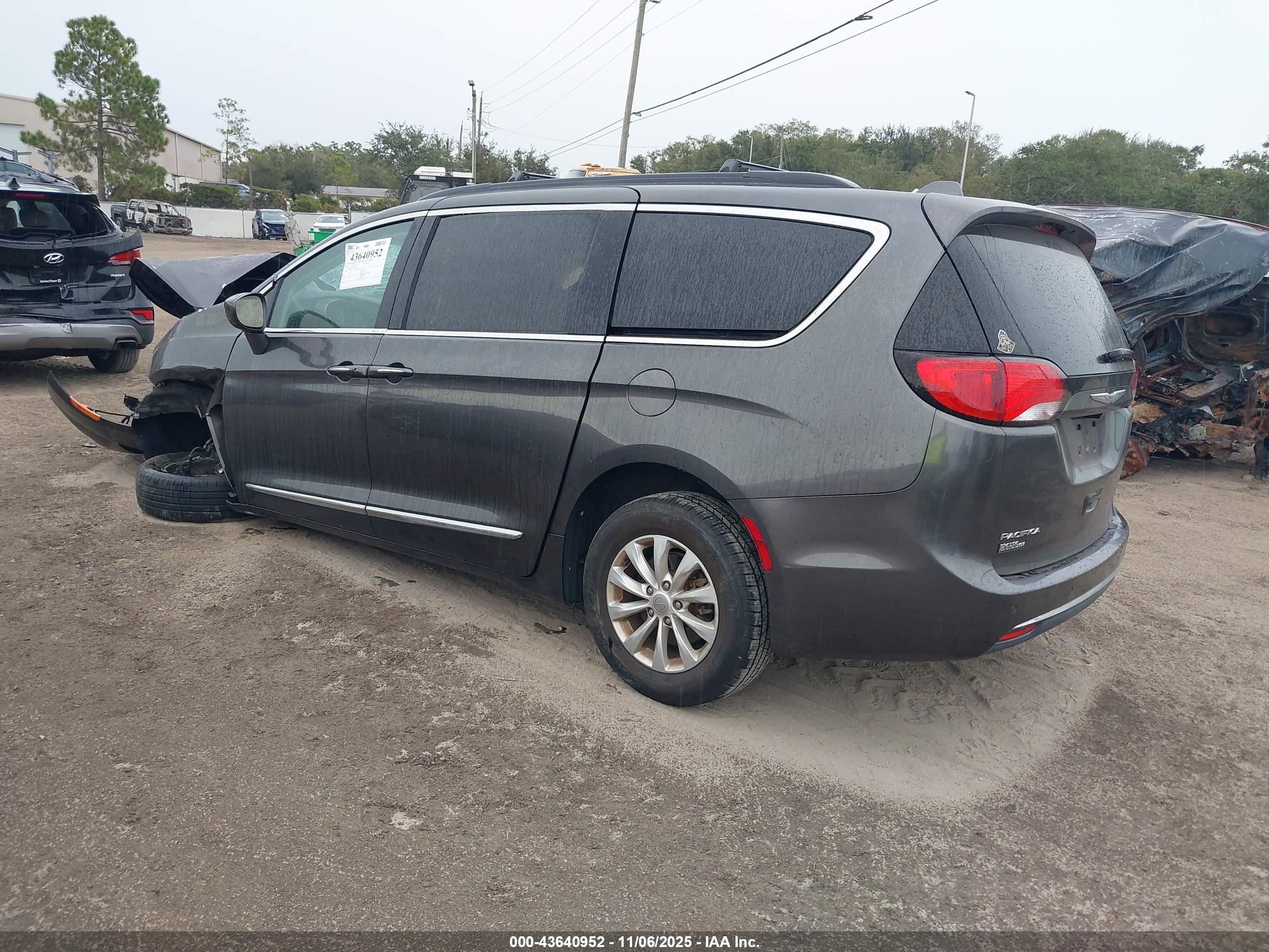 CHRYSLER PACIFICA image 3