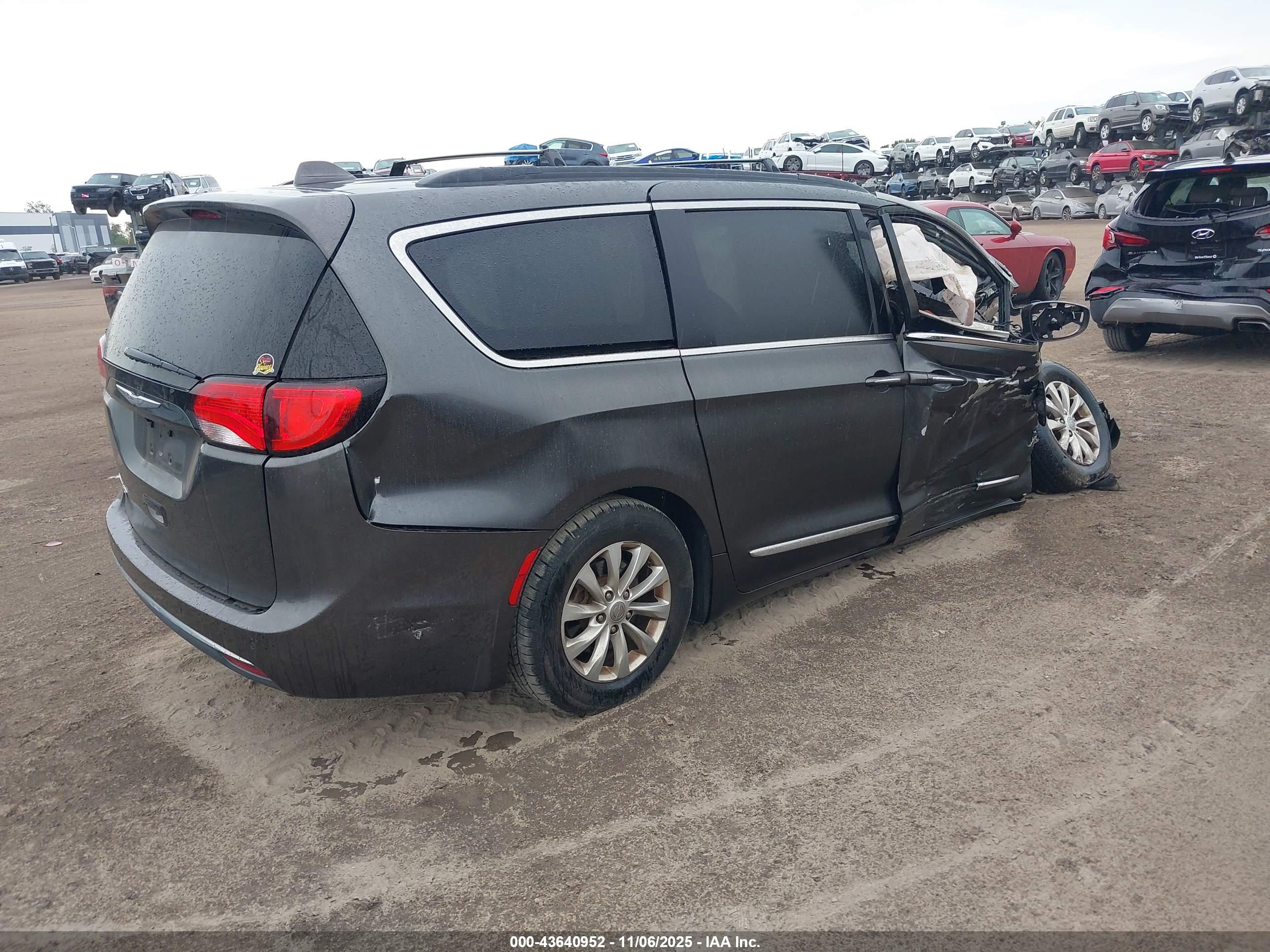 CHRYSLER PACIFICA image 4