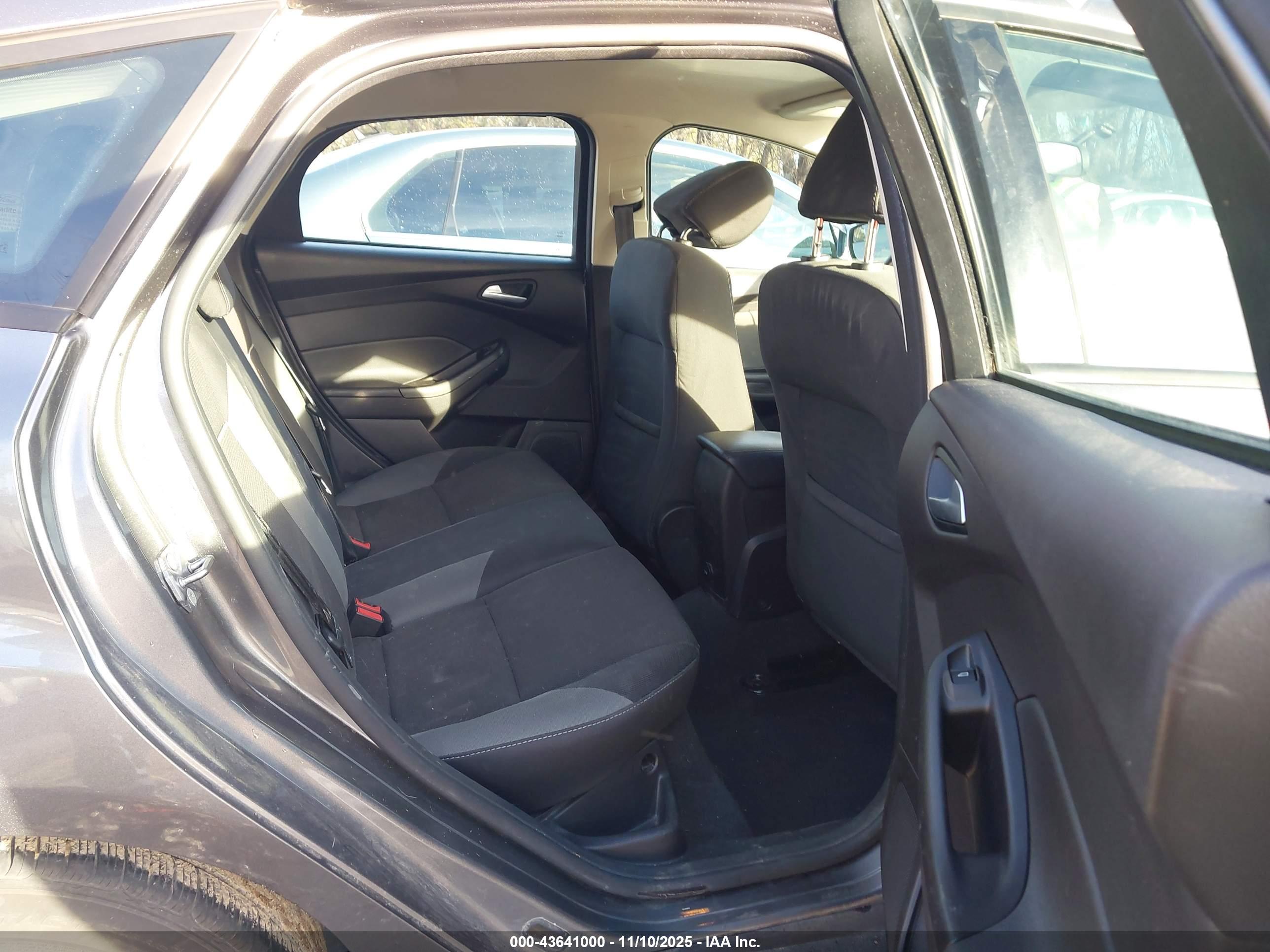 FORD FOCUS image 8