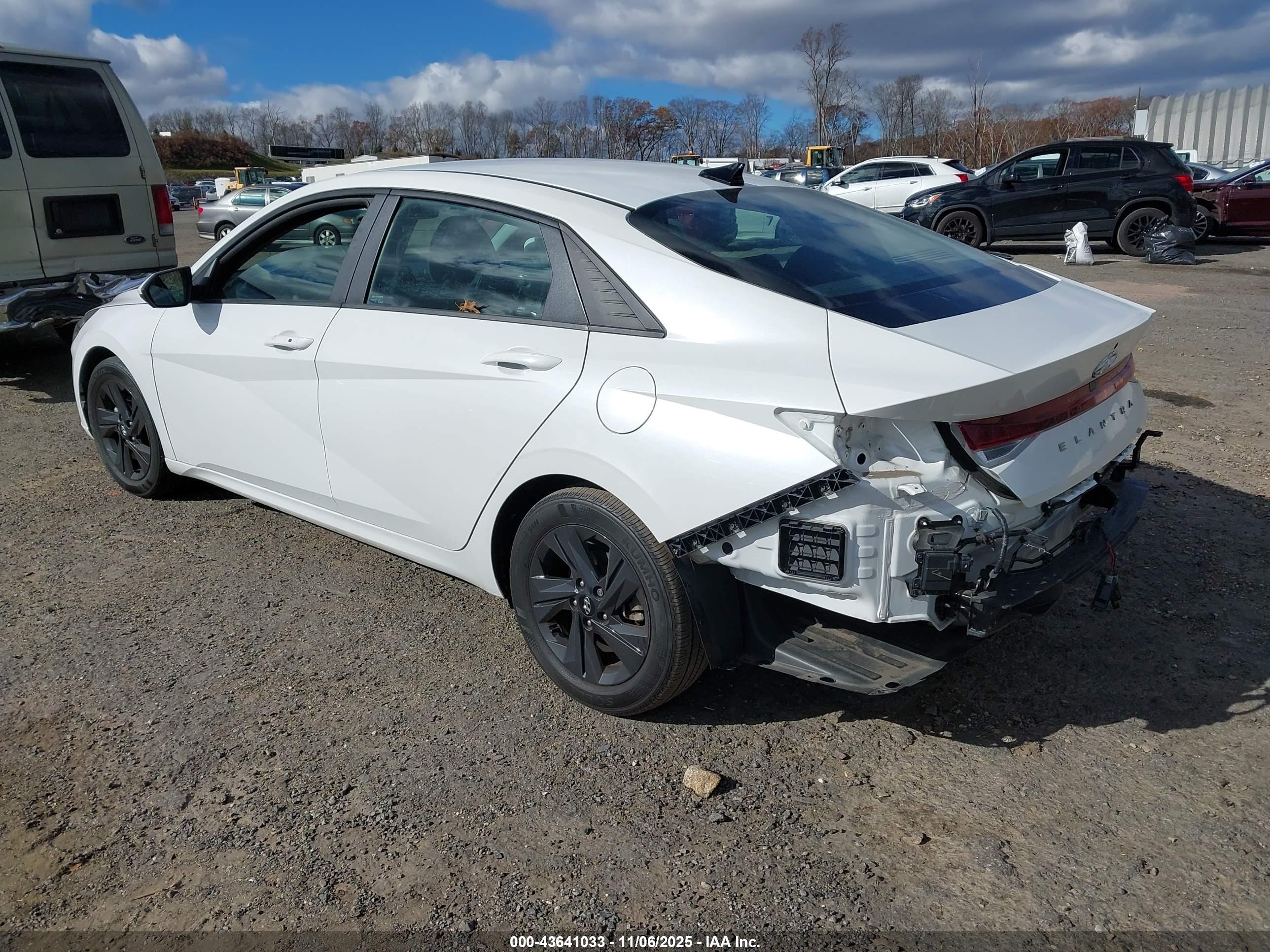 HYUNDAI ELANTRA image 3