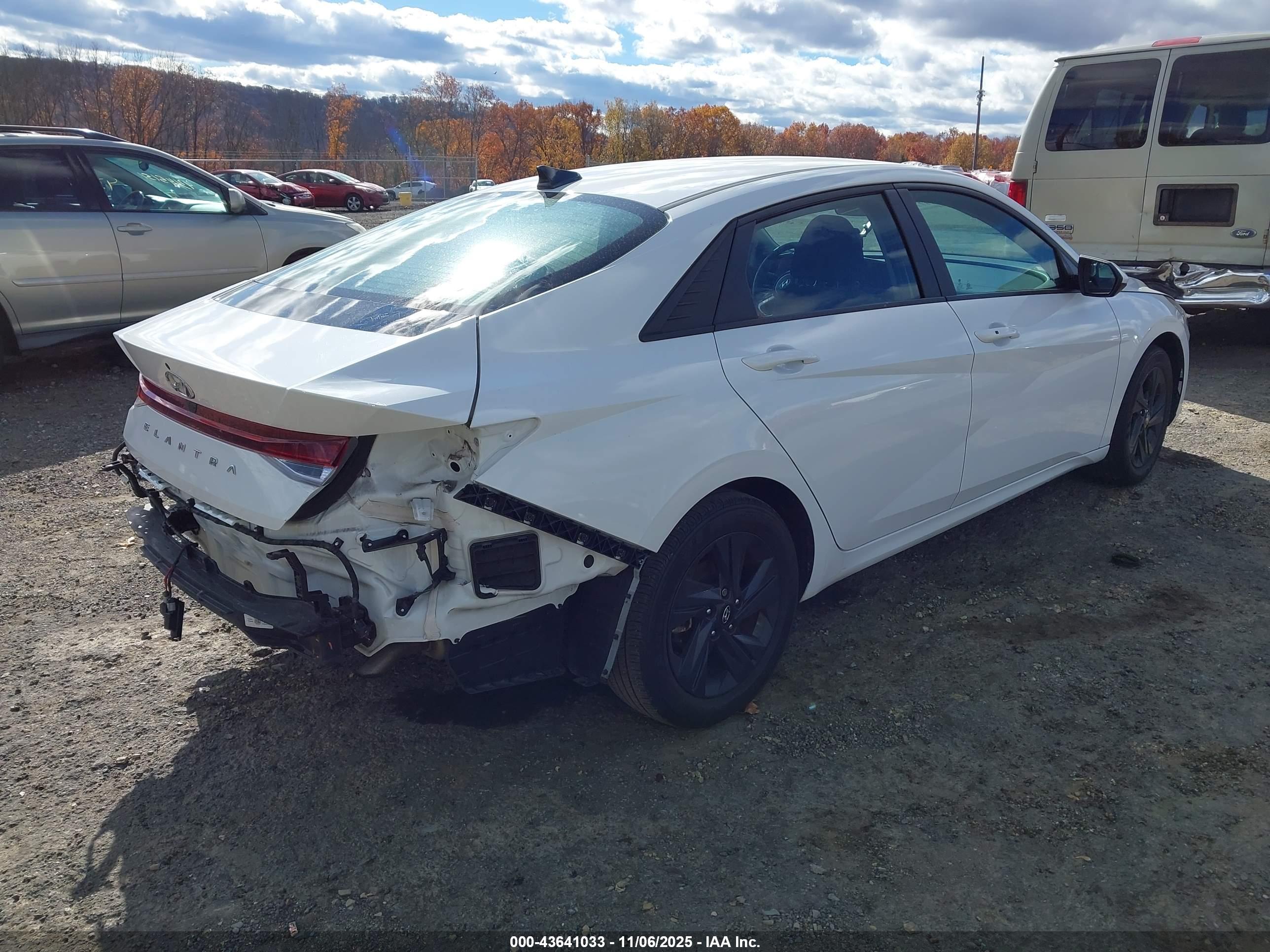 HYUNDAI ELANTRA image 4