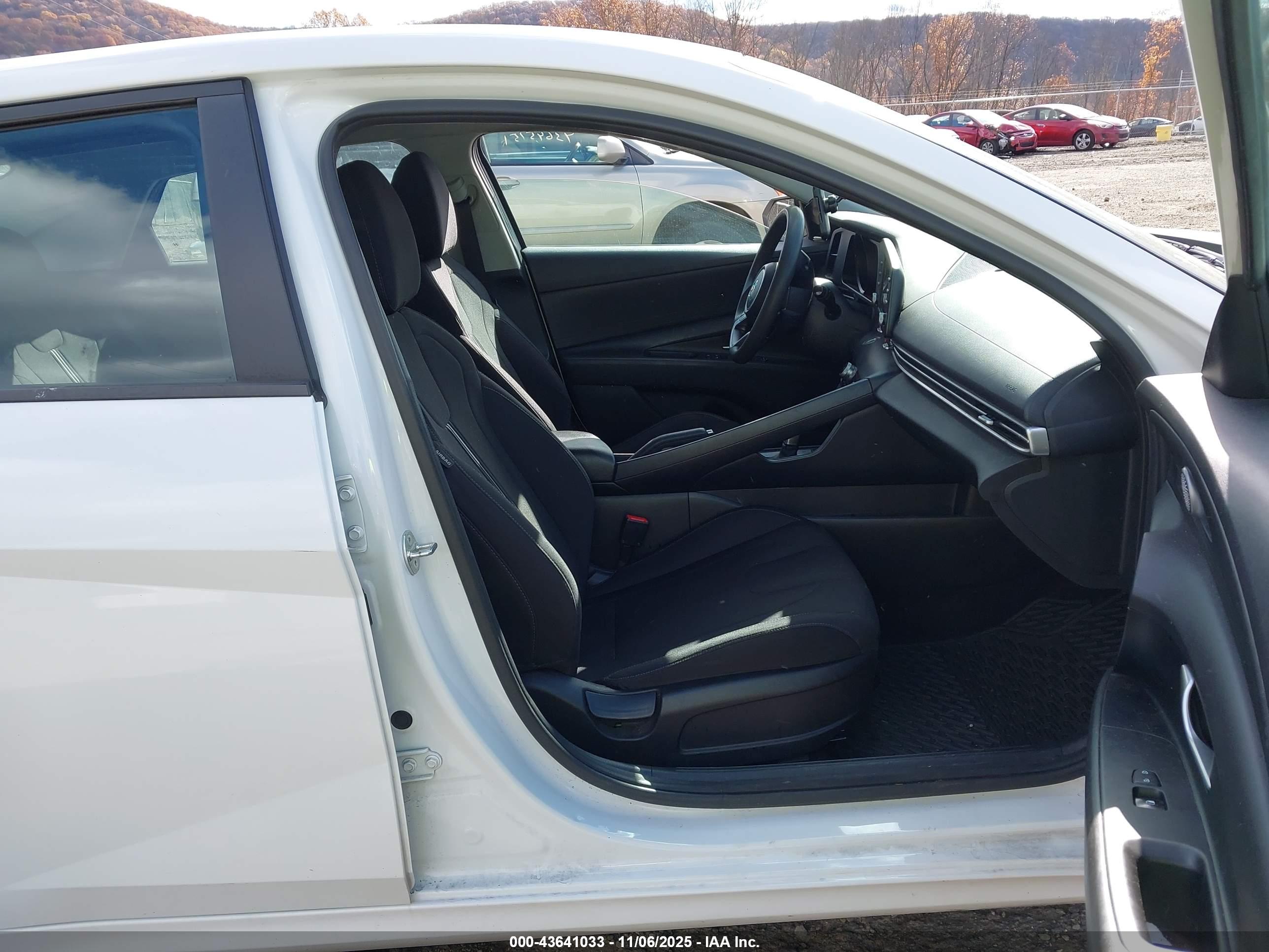 HYUNDAI ELANTRA image 5