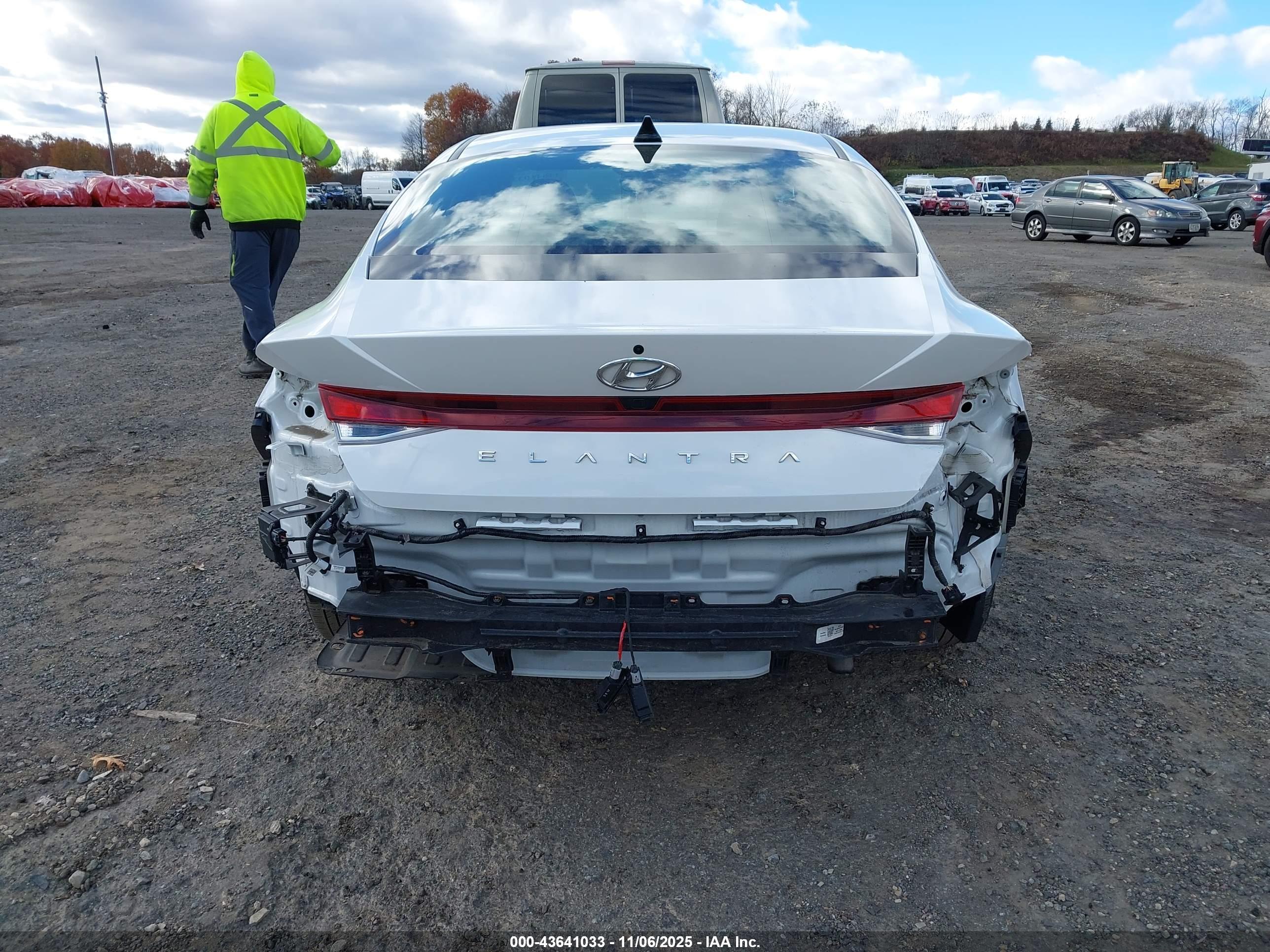 HYUNDAI ELANTRA image 6
