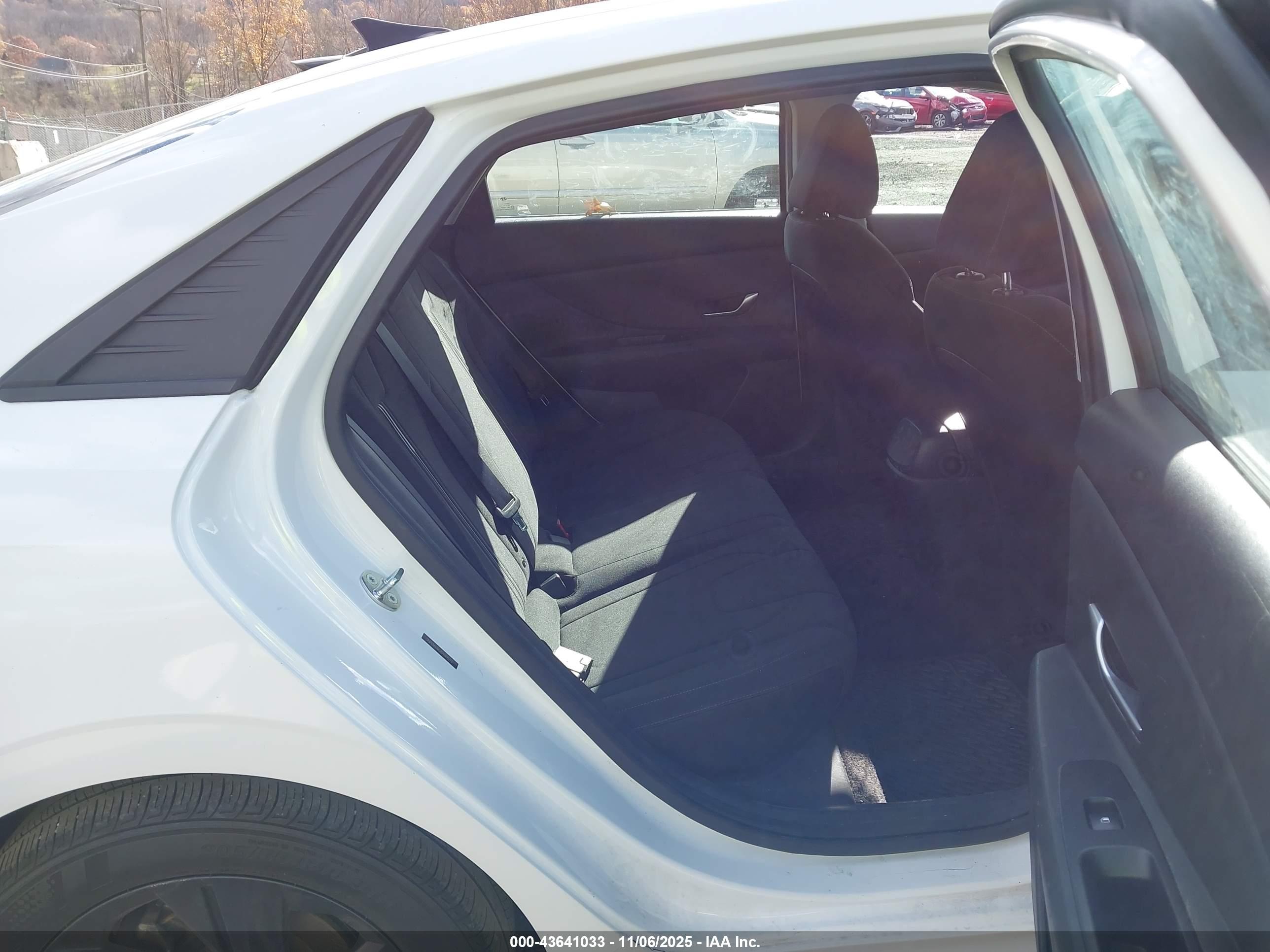 HYUNDAI ELANTRA image 8