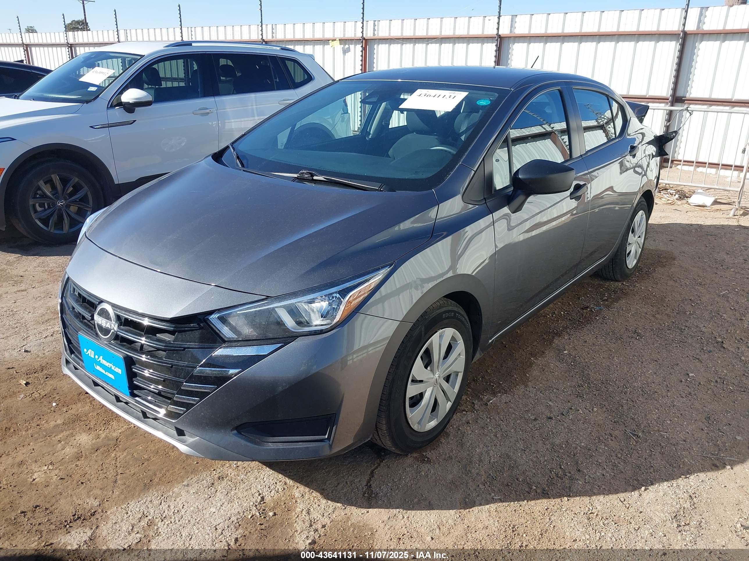 NISSAN VERSA image 2