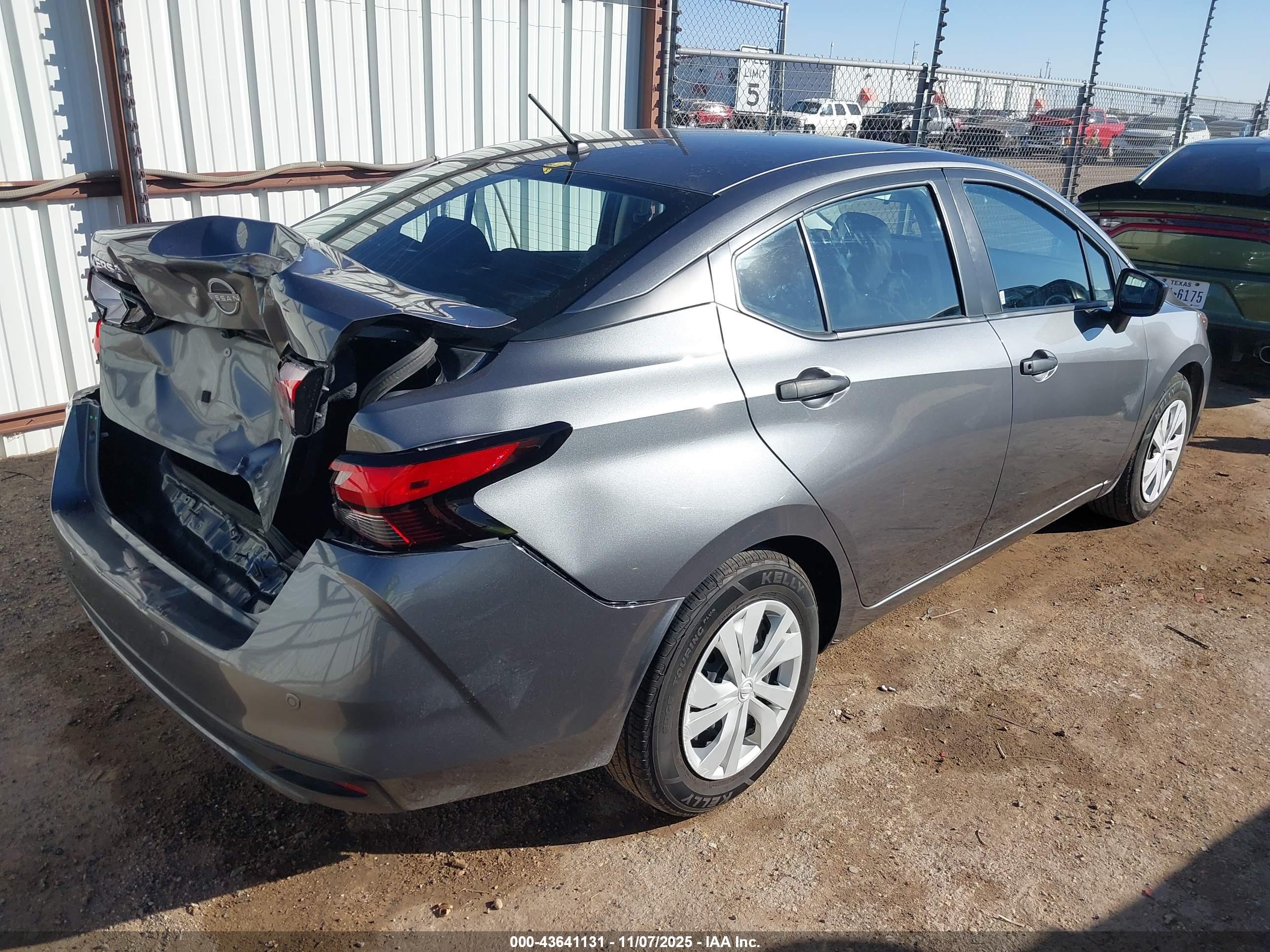 NISSAN VERSA image 4