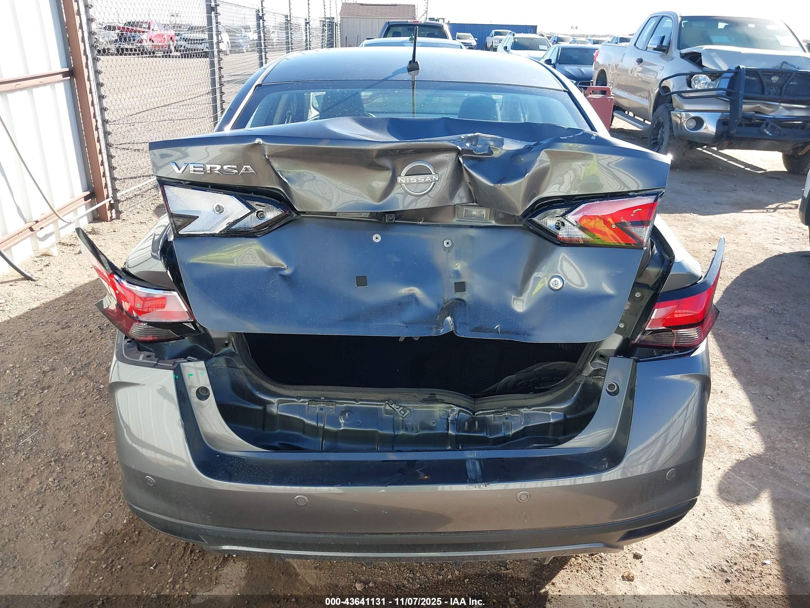 NISSAN VERSA image 6