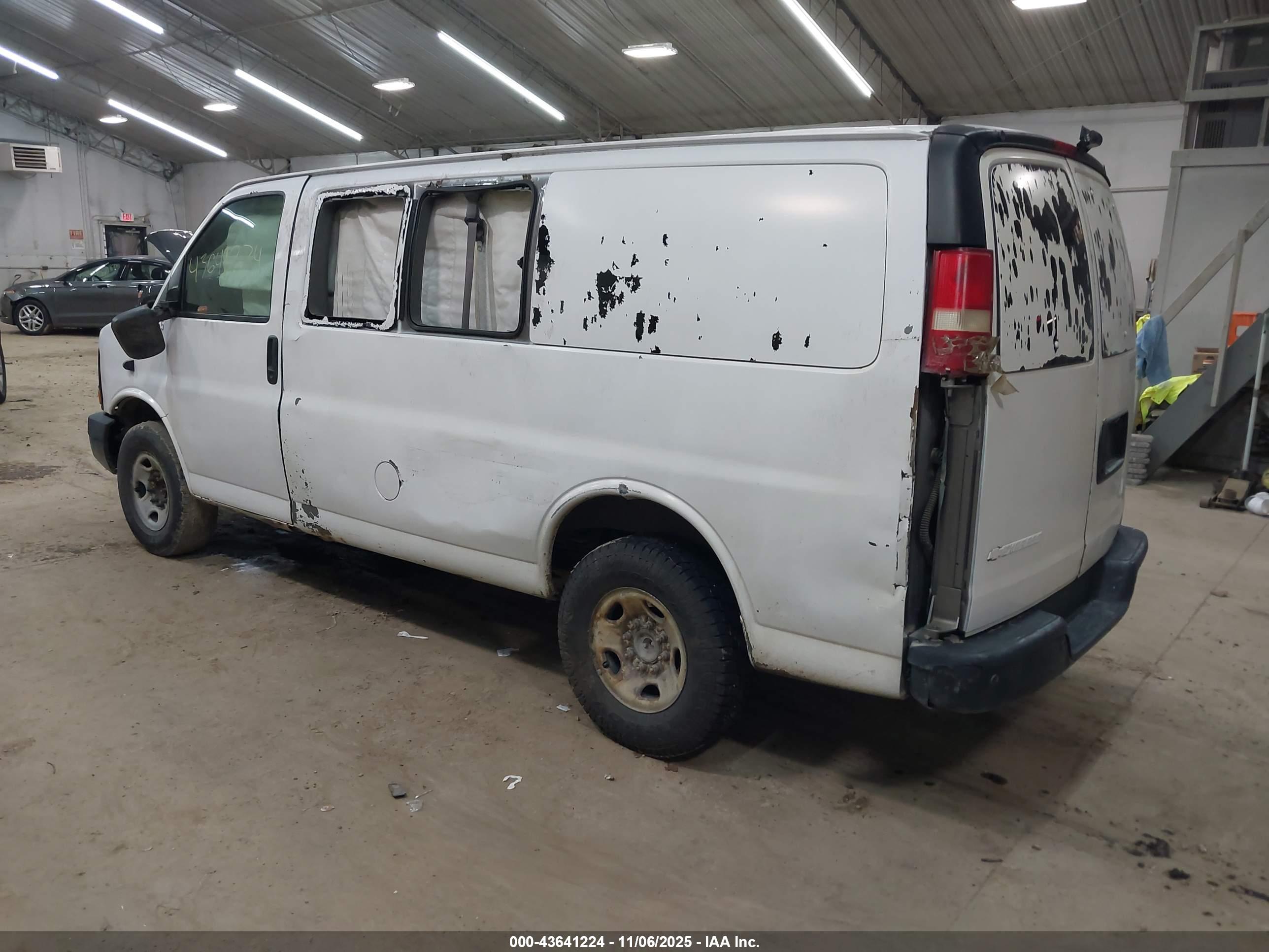 CHEVROLET EXPRESS image 3