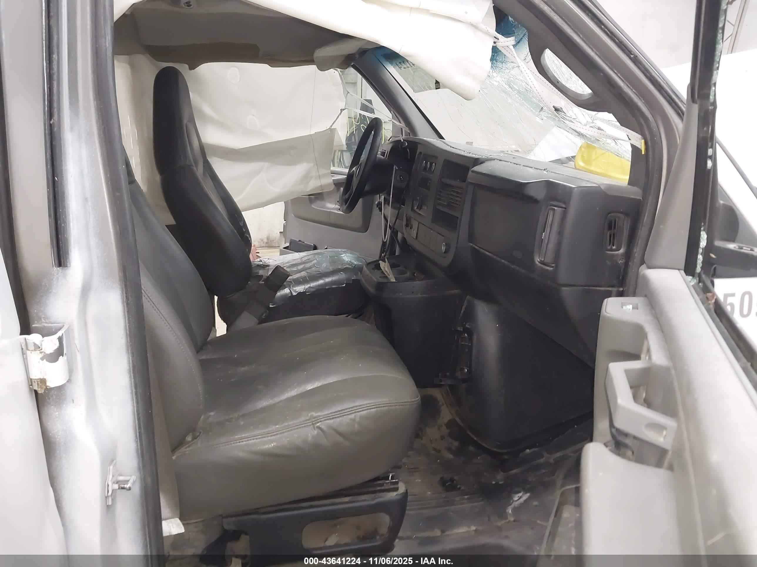 CHEVROLET EXPRESS image 5