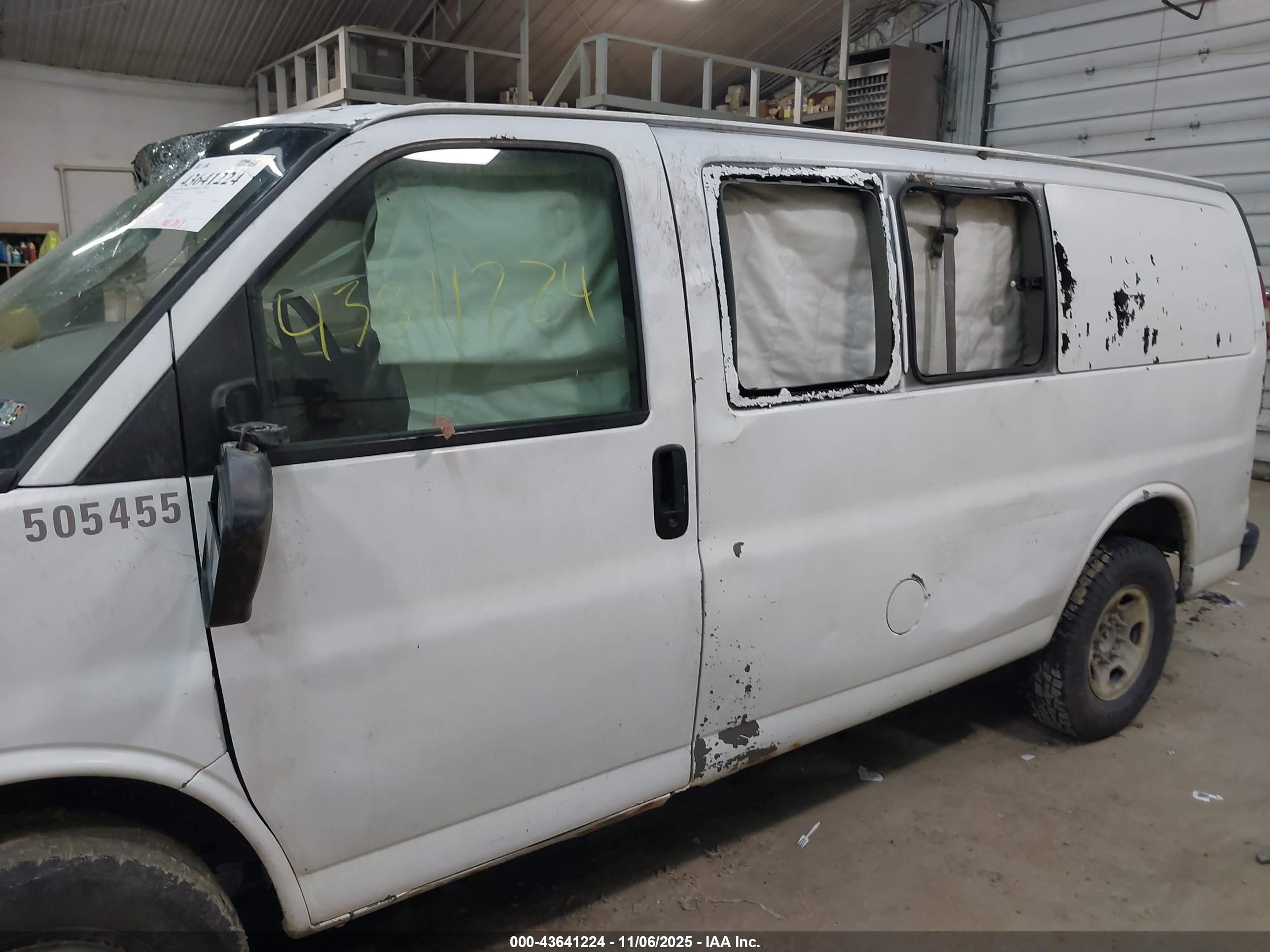 CHEVROLET EXPRESS image 6