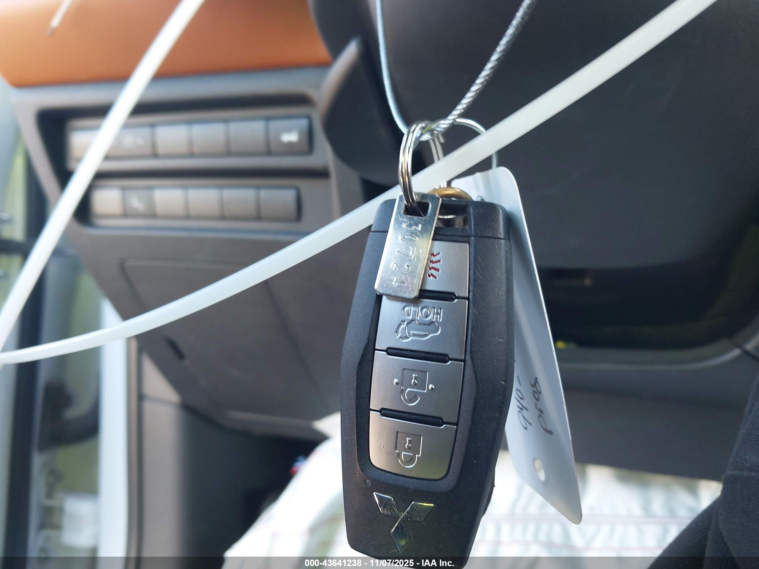 MITSUBISHI OUTLANDER image 11