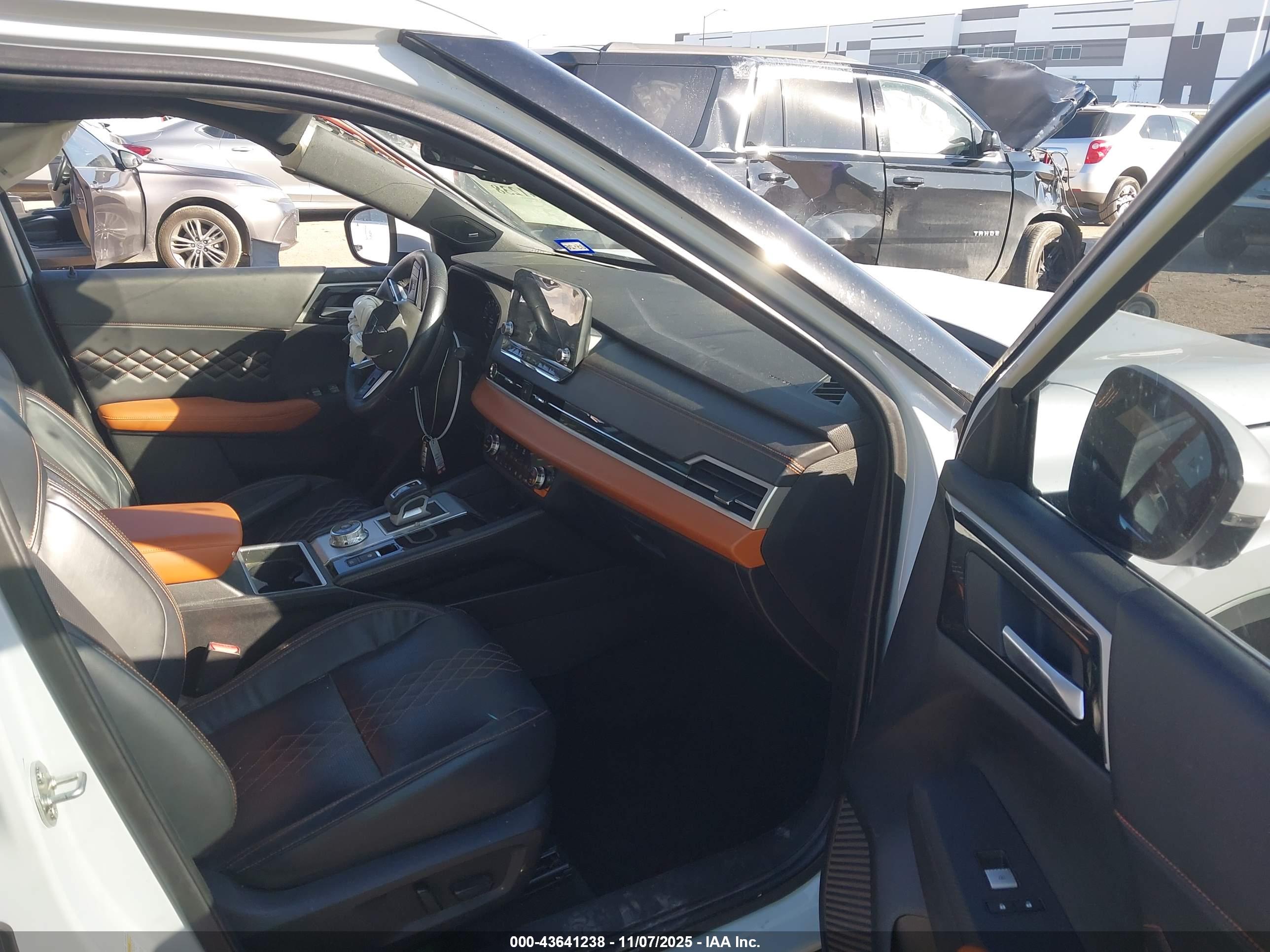 MITSUBISHI OUTLANDER image 5