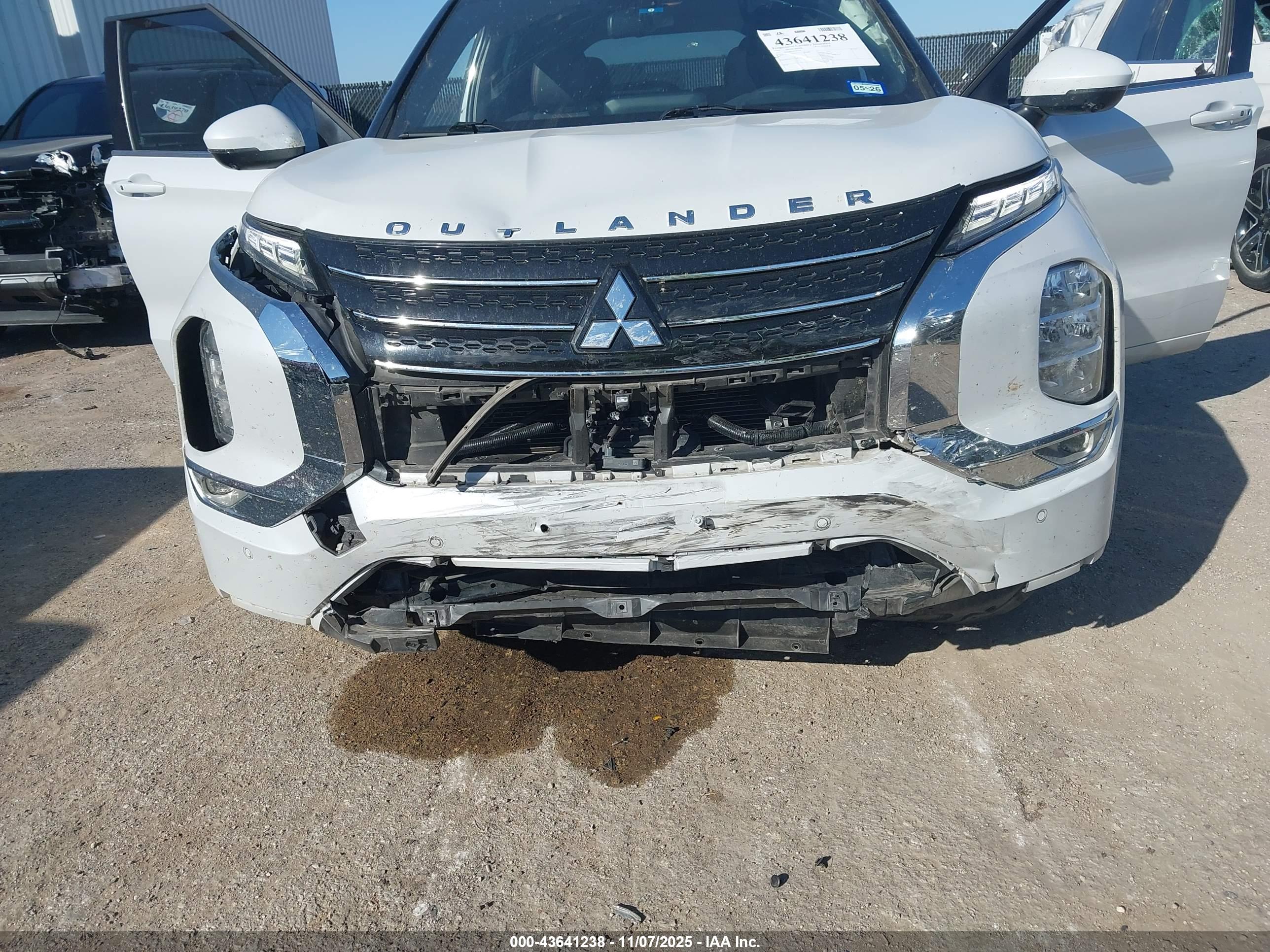 MITSUBISHI OUTLANDER image 6