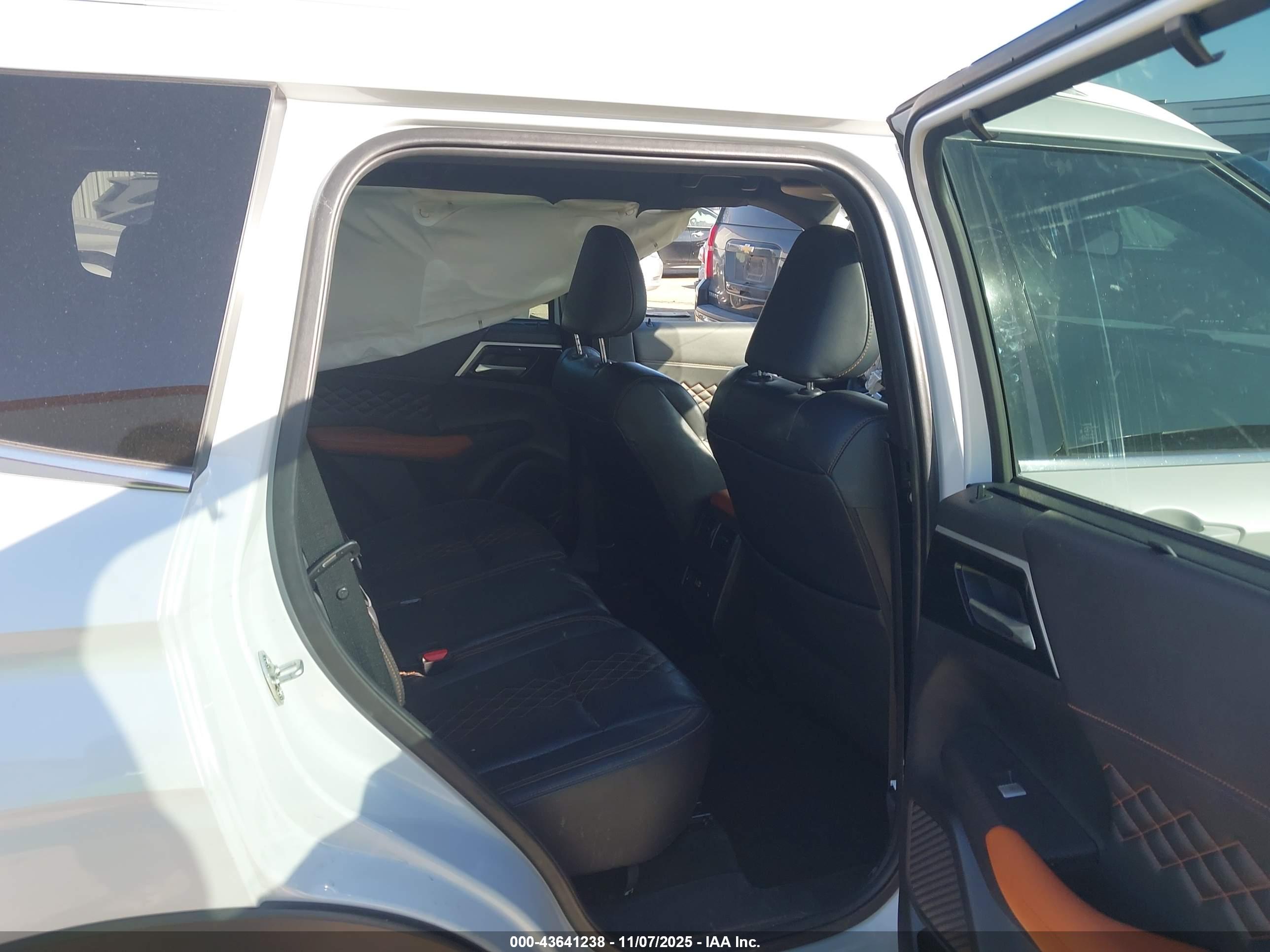 MITSUBISHI OUTLANDER image 8