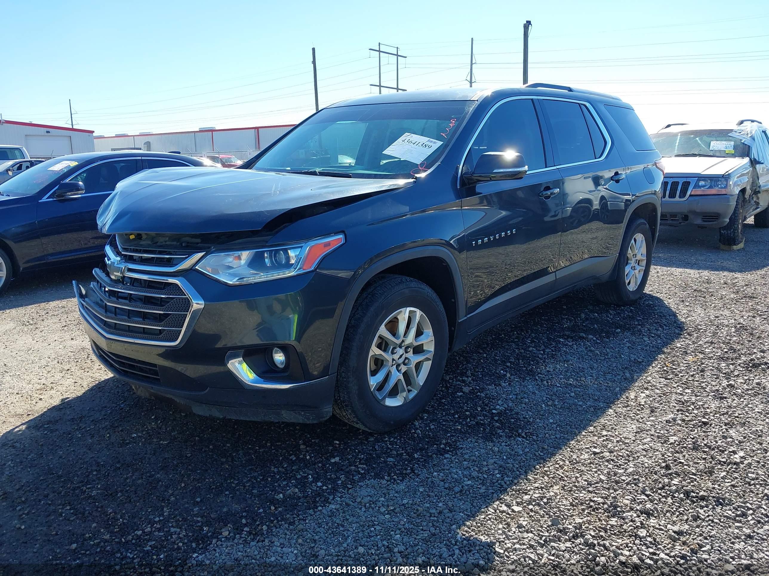 CHEVROLET TRAVERSE image 2