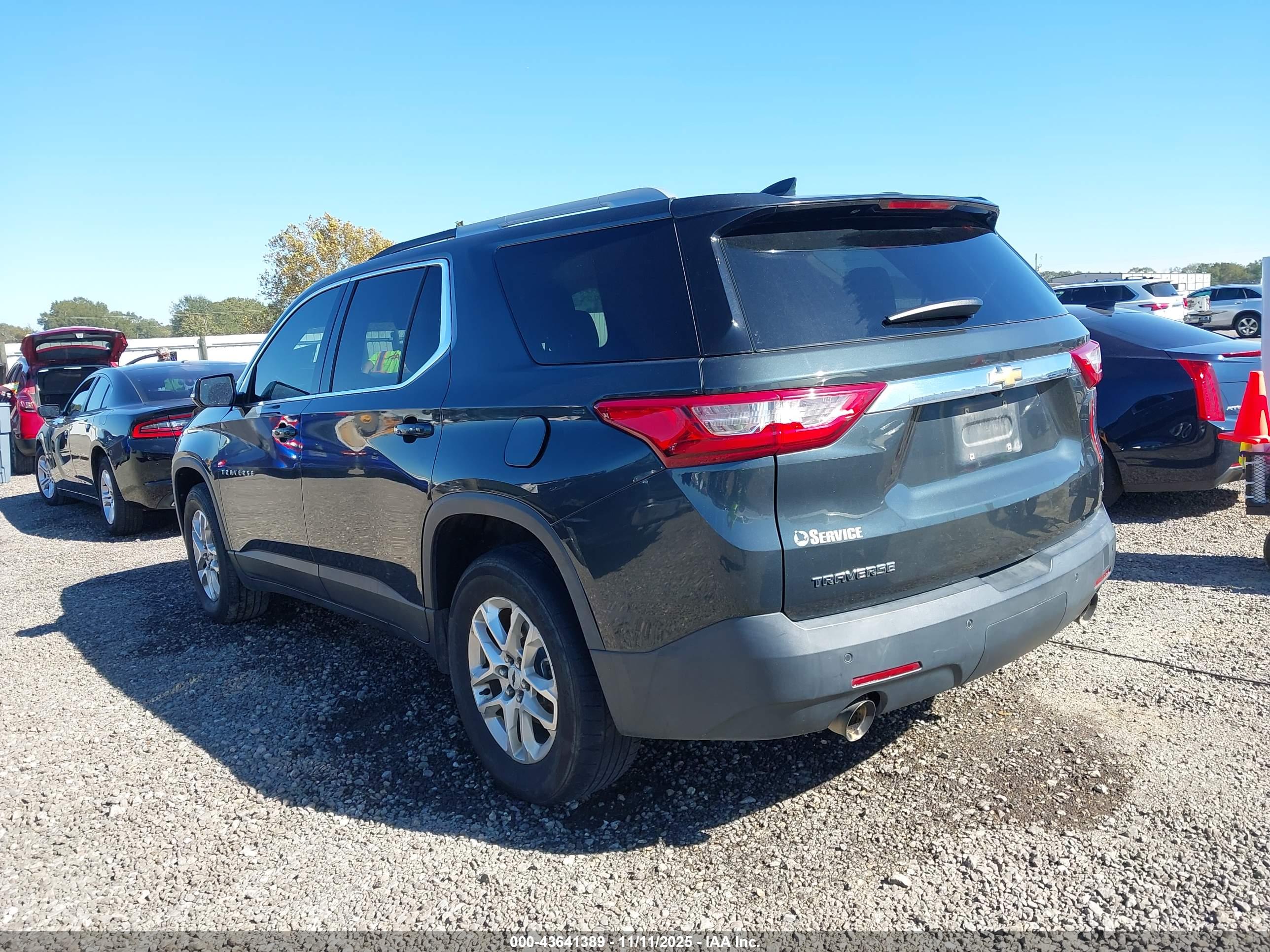 CHEVROLET TRAVERSE image 3