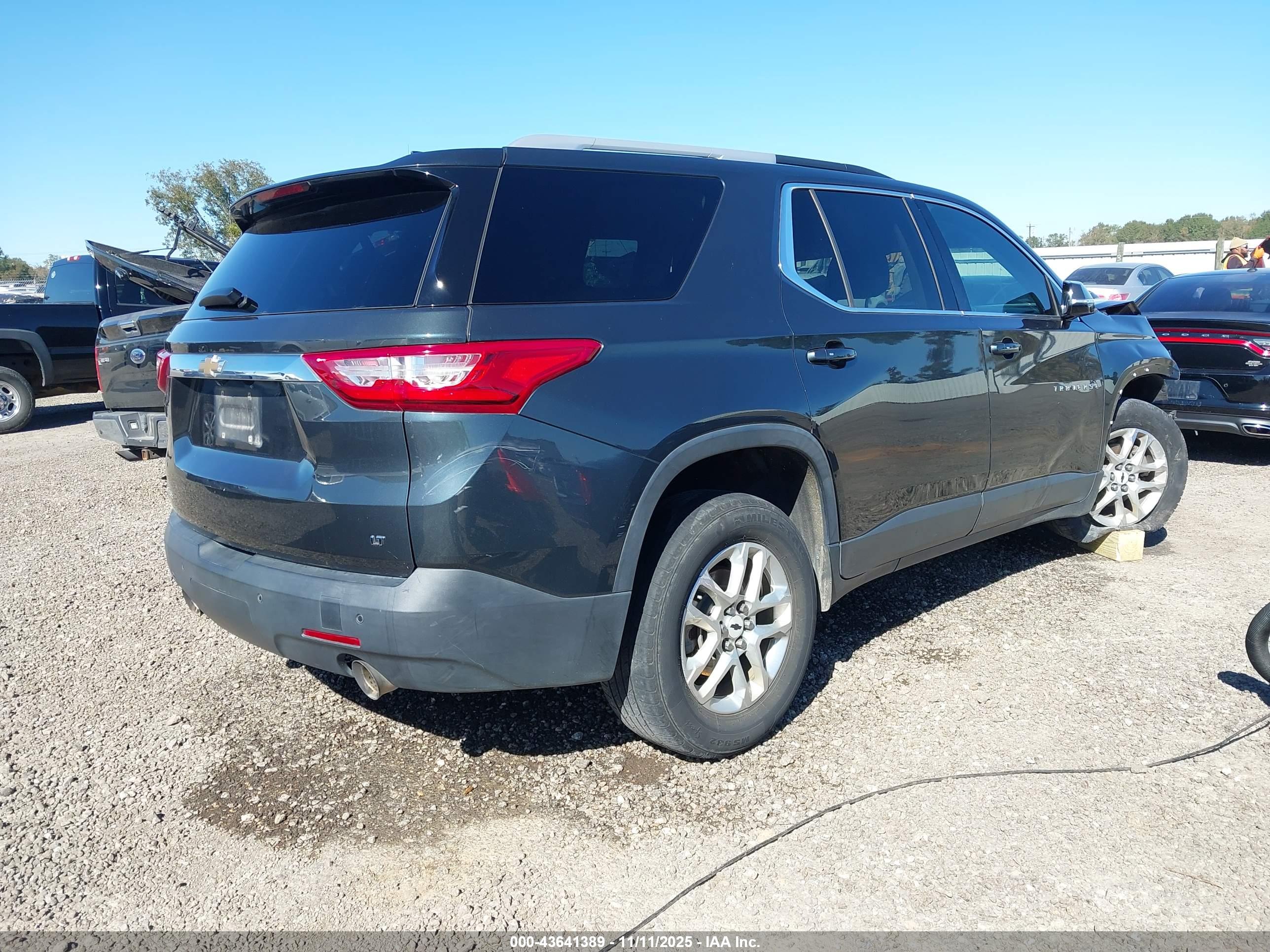 CHEVROLET TRAVERSE image 4