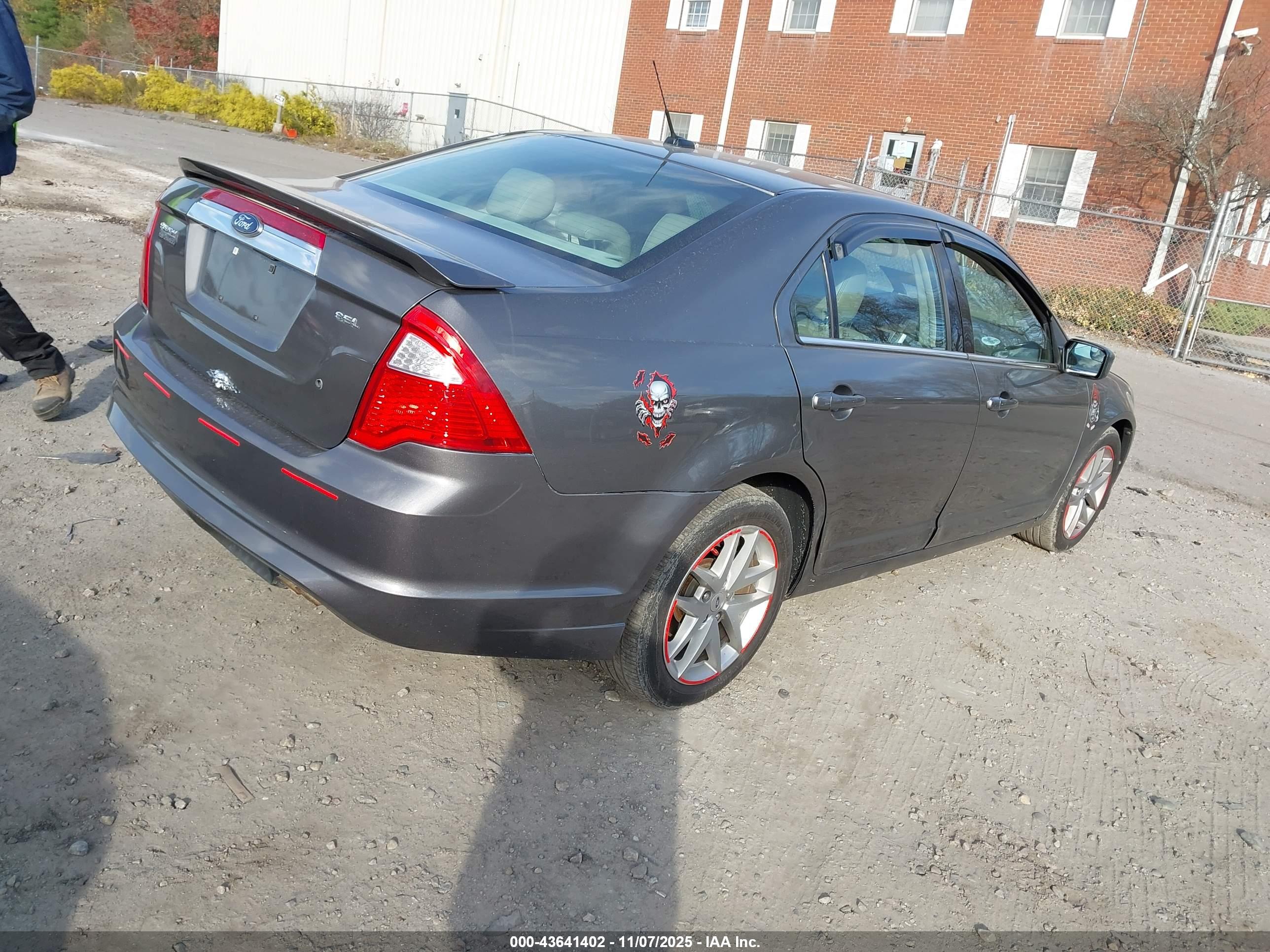 FORD FUSION image 4