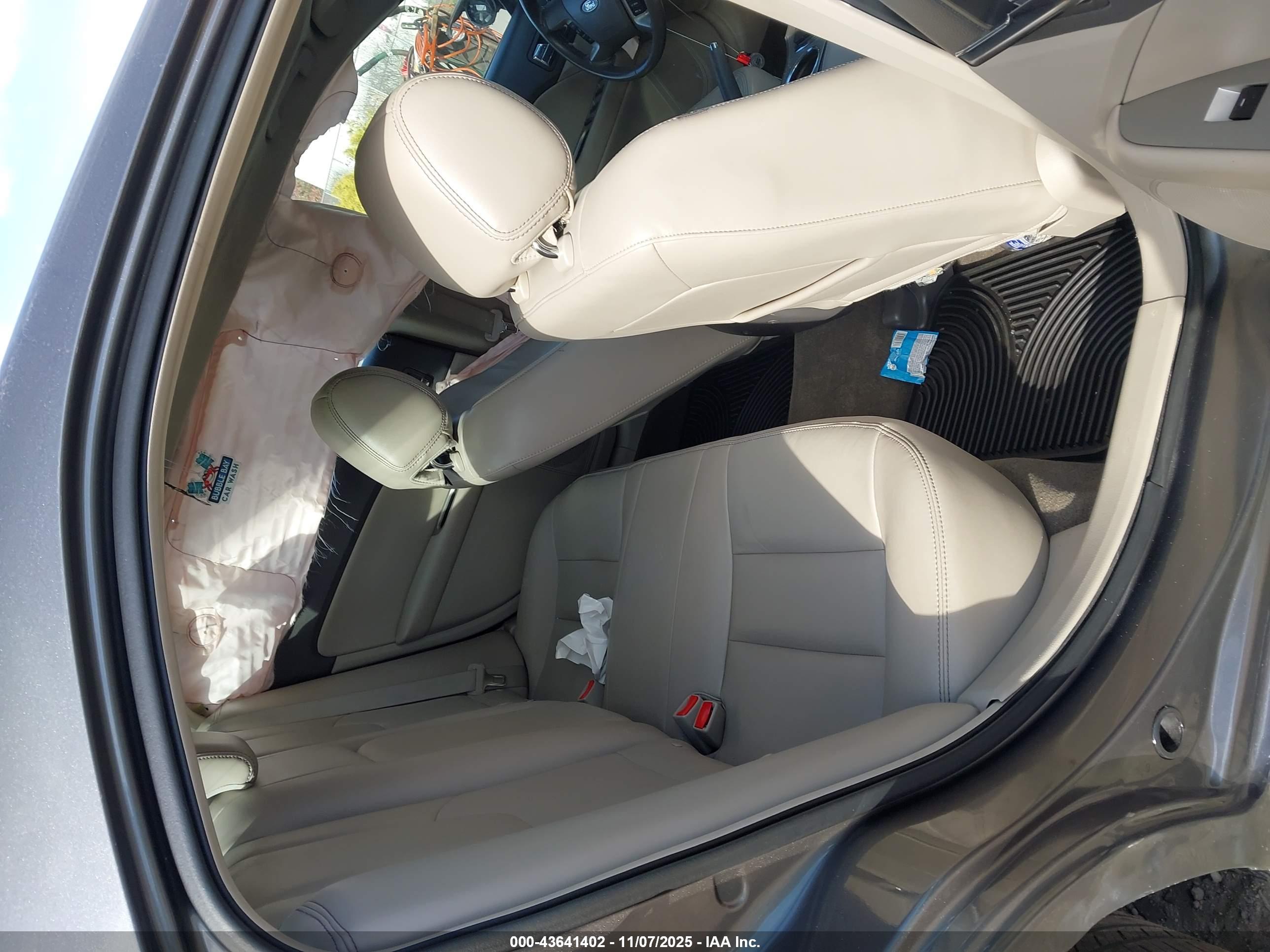 FORD FUSION image 8