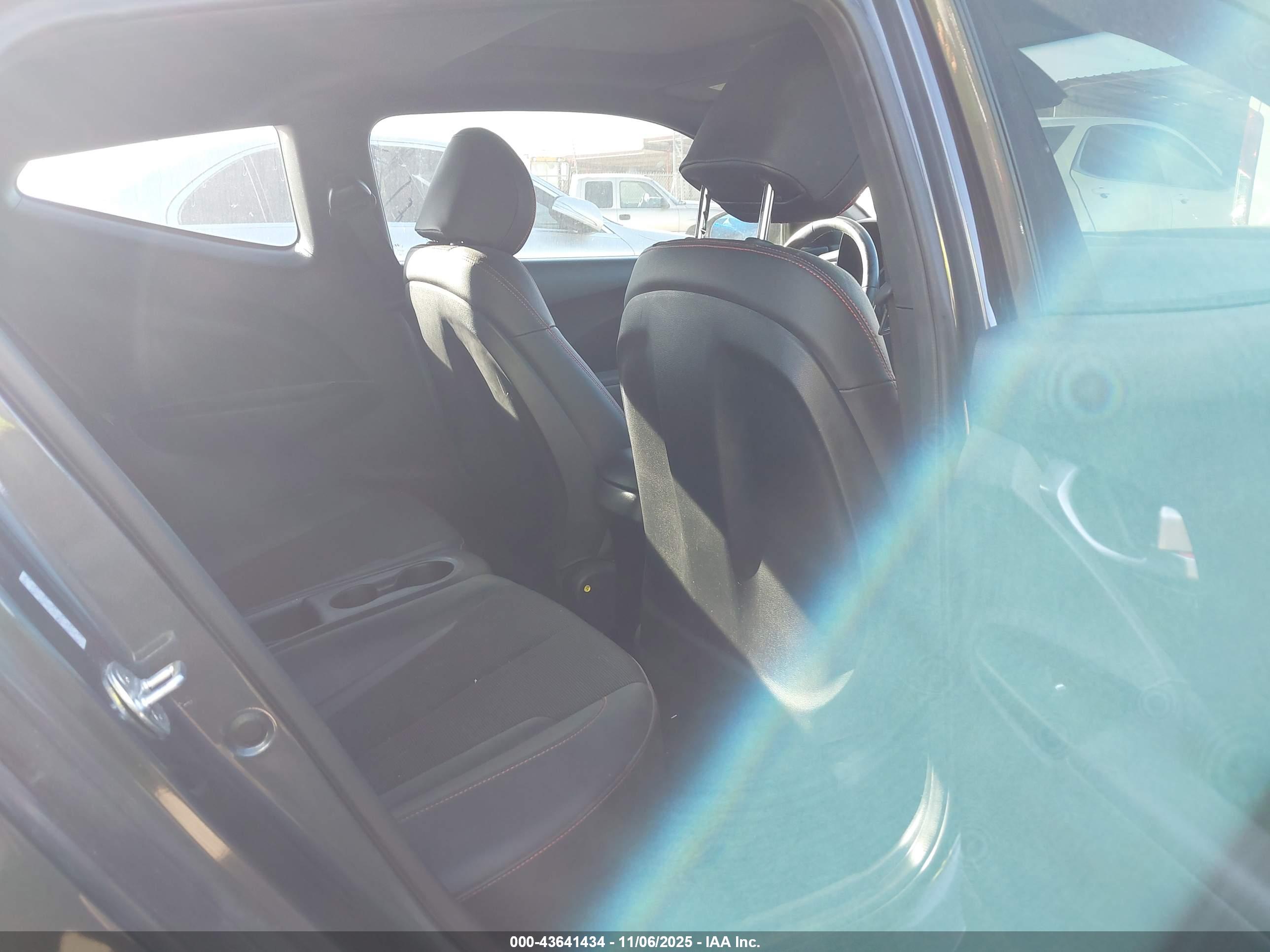 HYUNDAI VELOSTER image 8