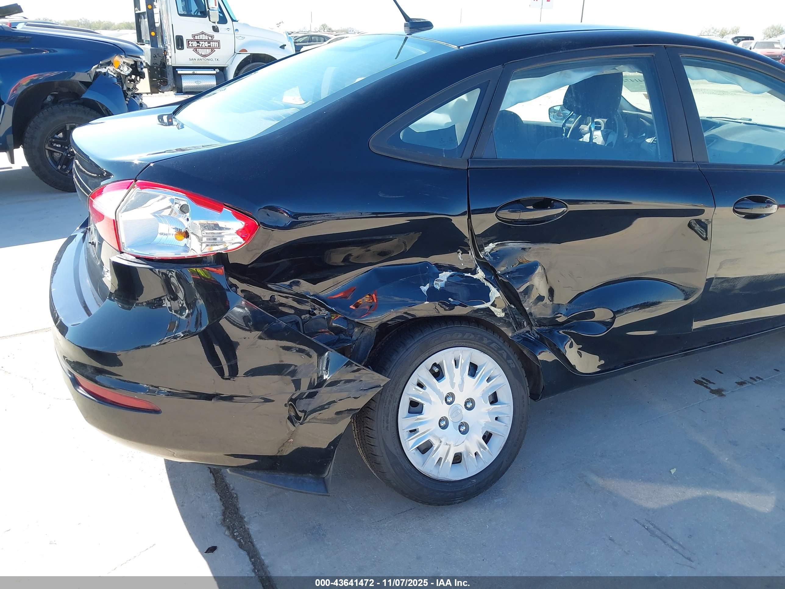 FORD FIESTA image 6