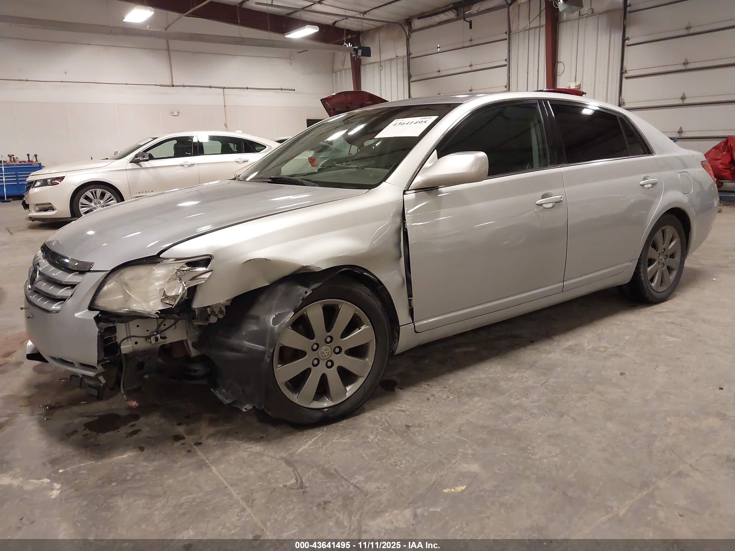 TOYOTA AVALON image 2
