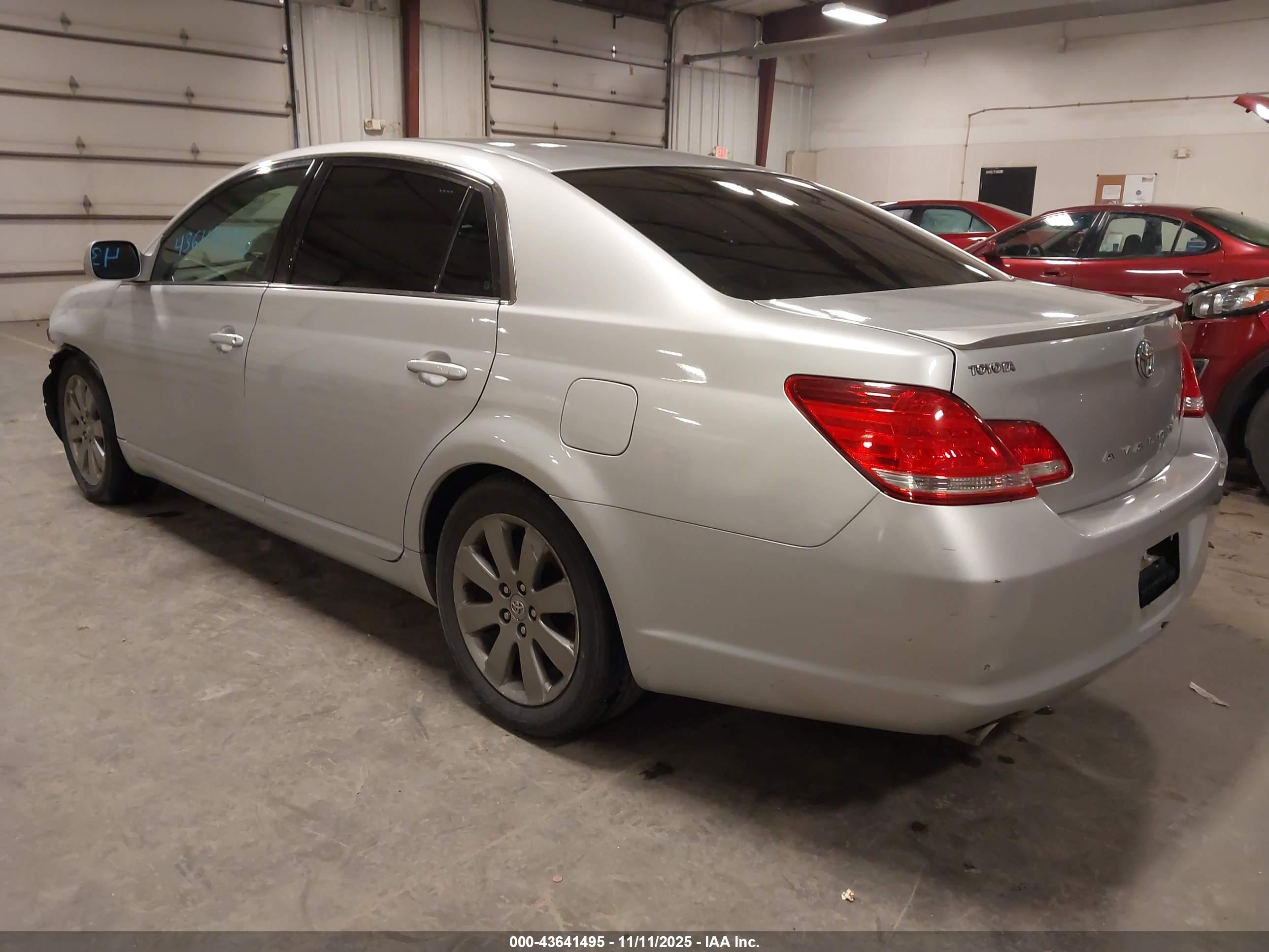 TOYOTA AVALON image 3
