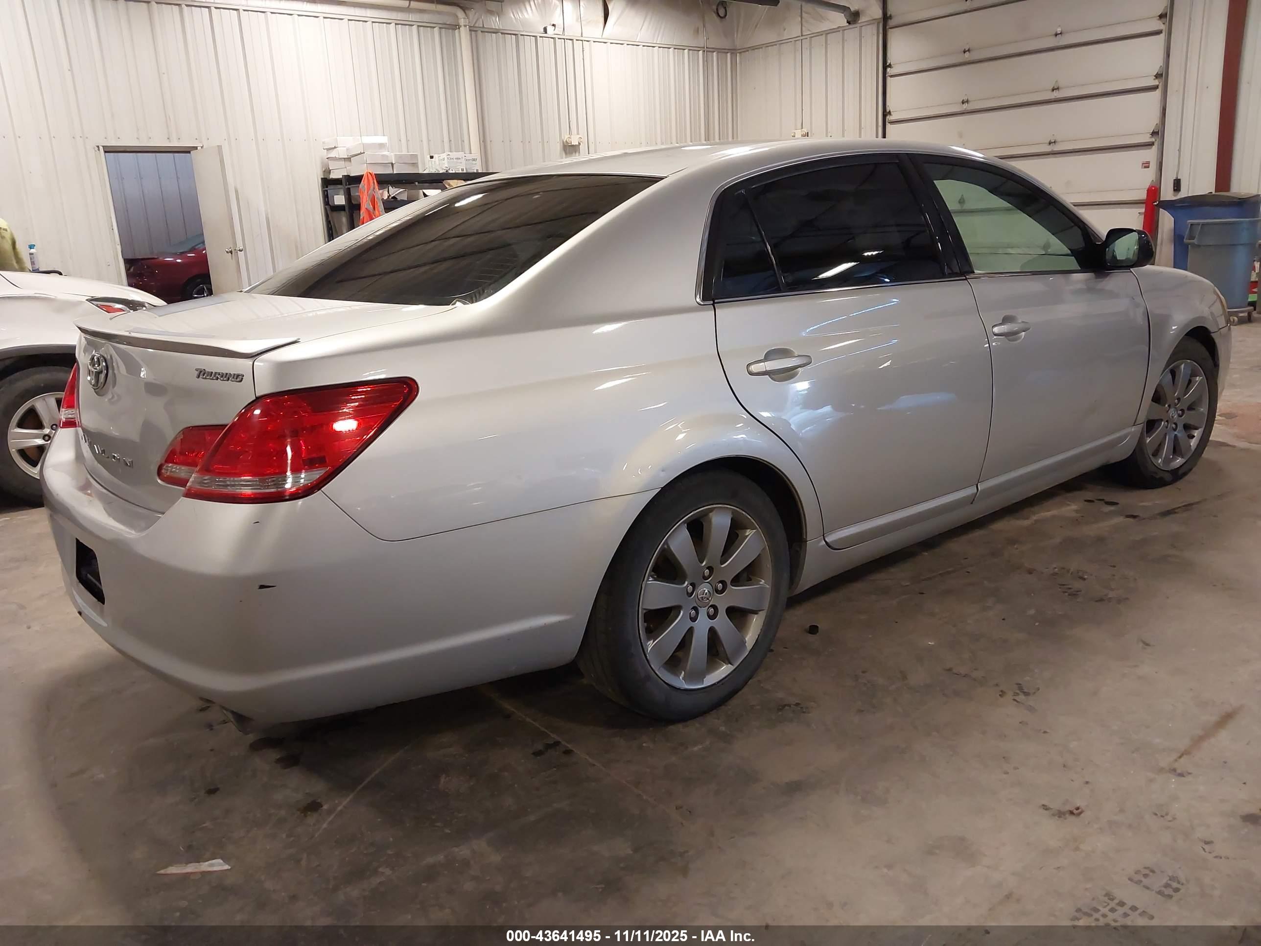 TOYOTA AVALON image 4