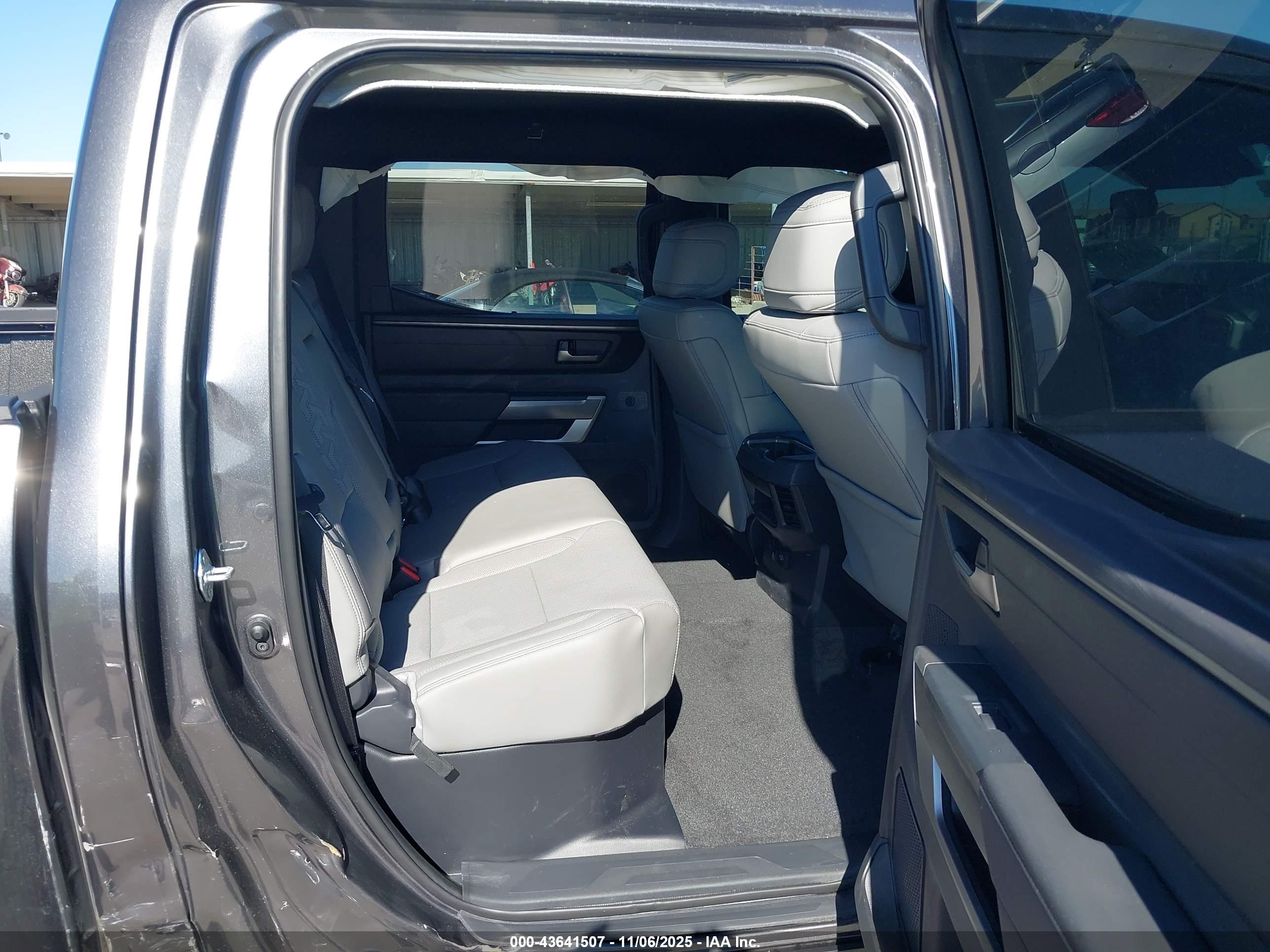 TOYOTA TUNDRA image 8