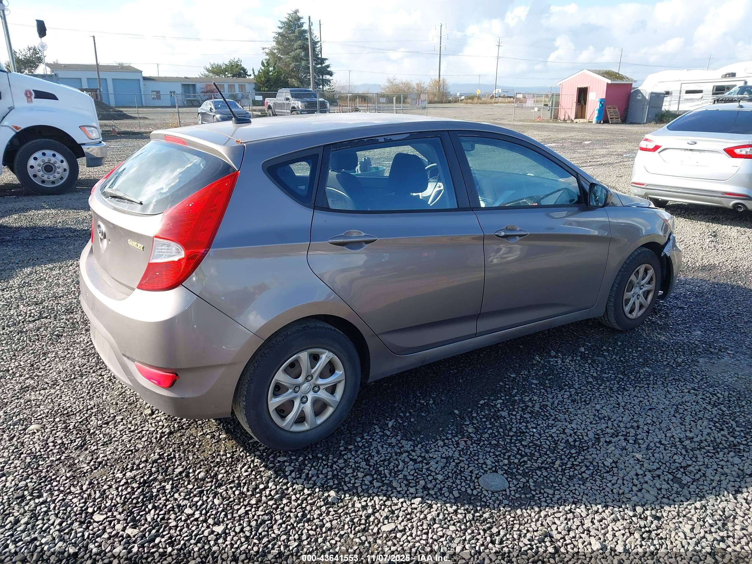 HYUNDAI ACCENT image 4