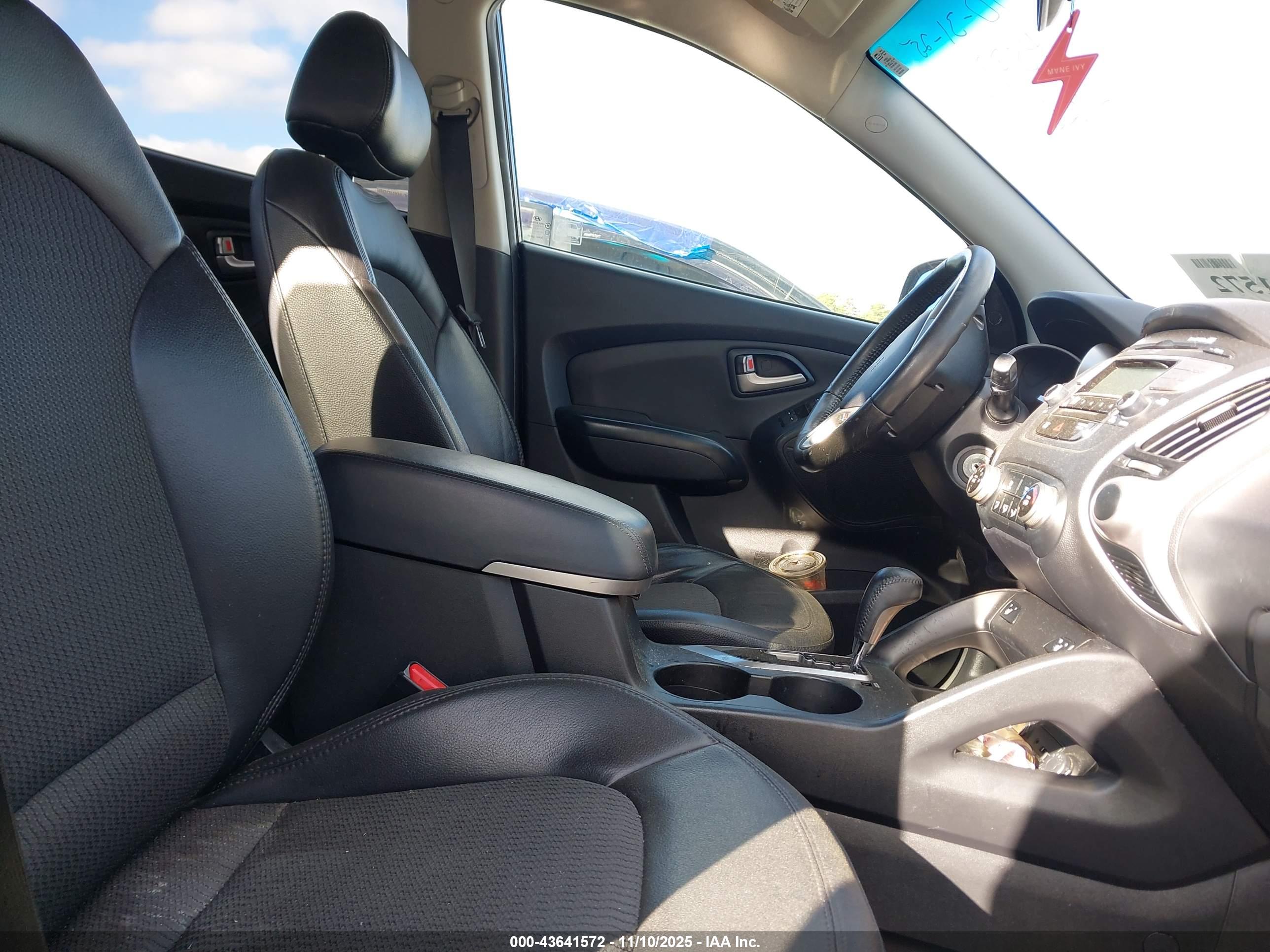 HYUNDAI TUCSON image 5