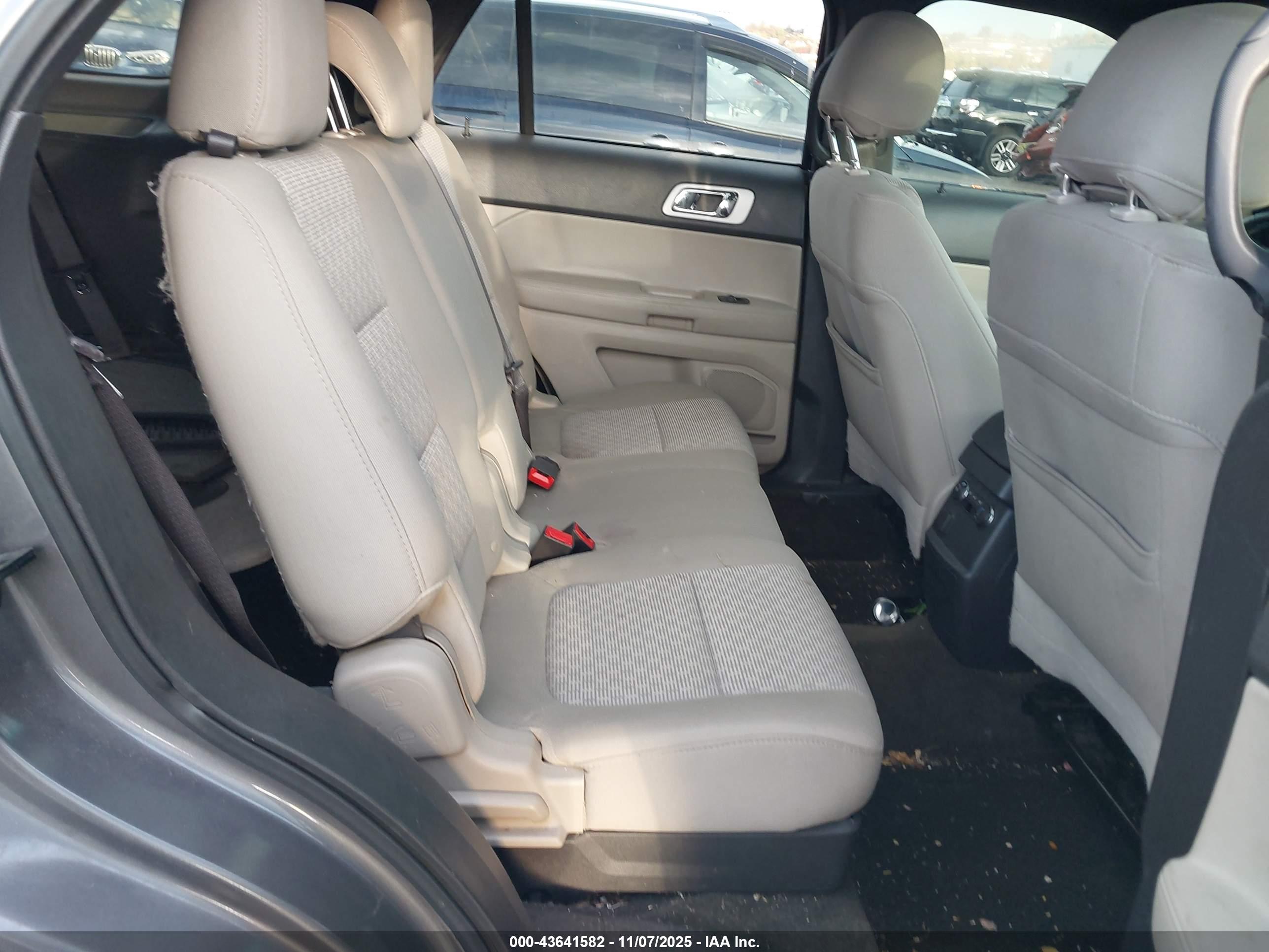 FORD EXPLORER image 8