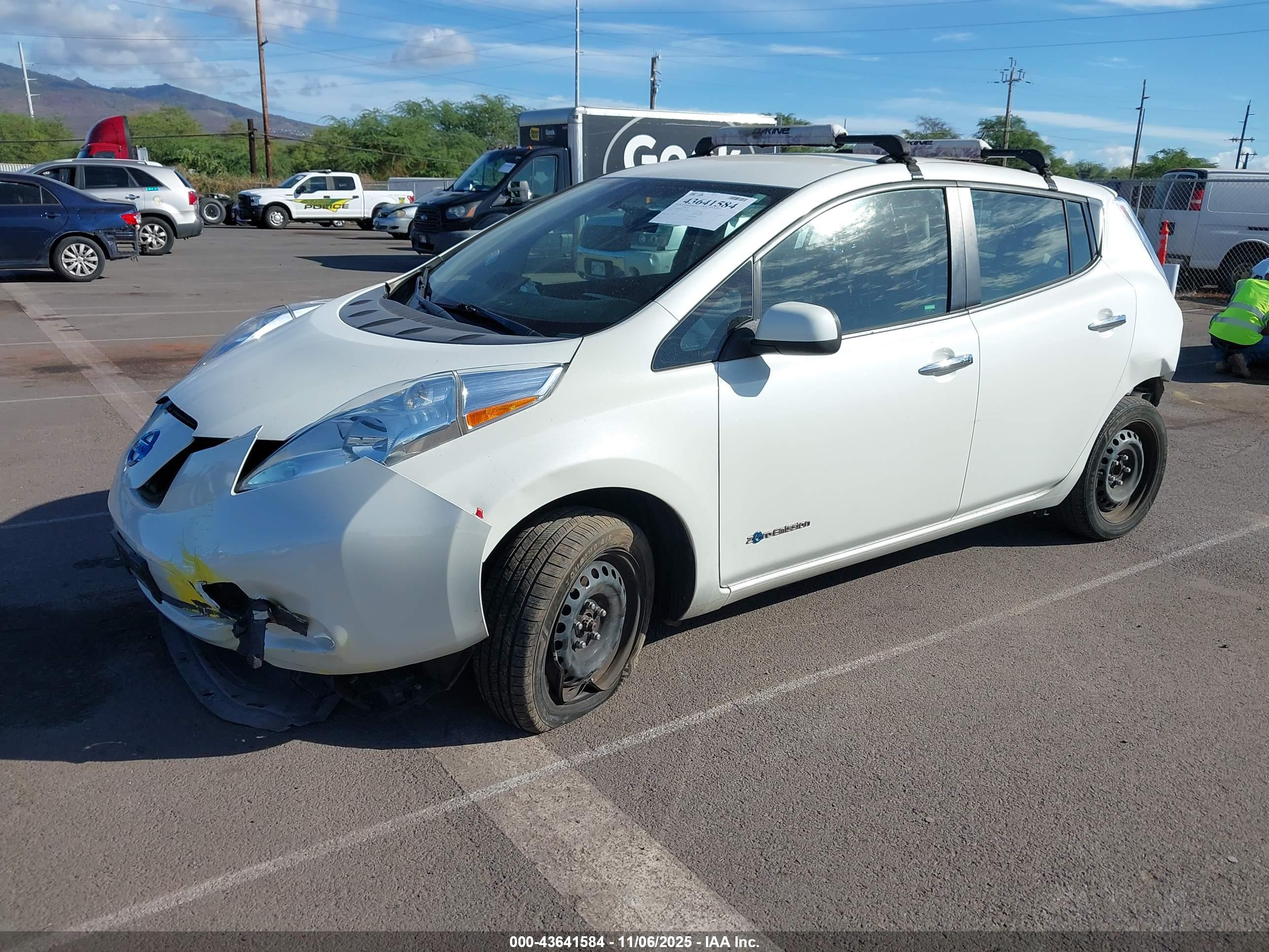 NISSAN LEAF image 2