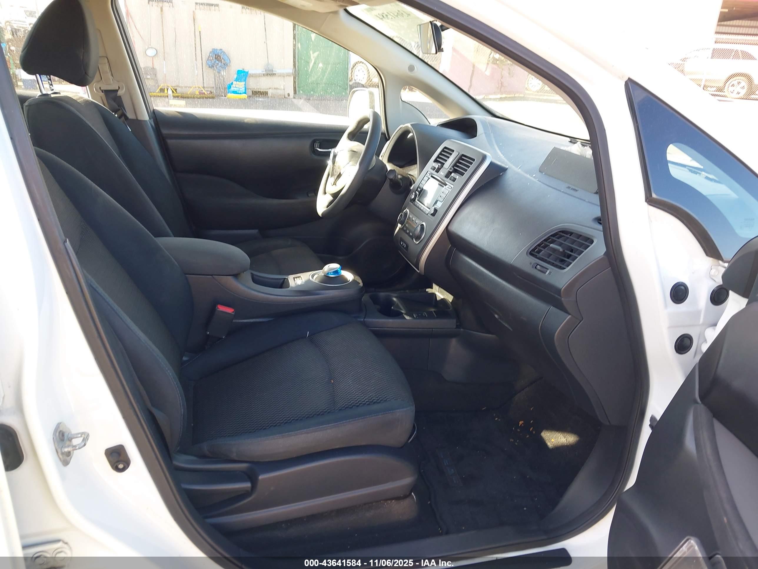 NISSAN LEAF image 5